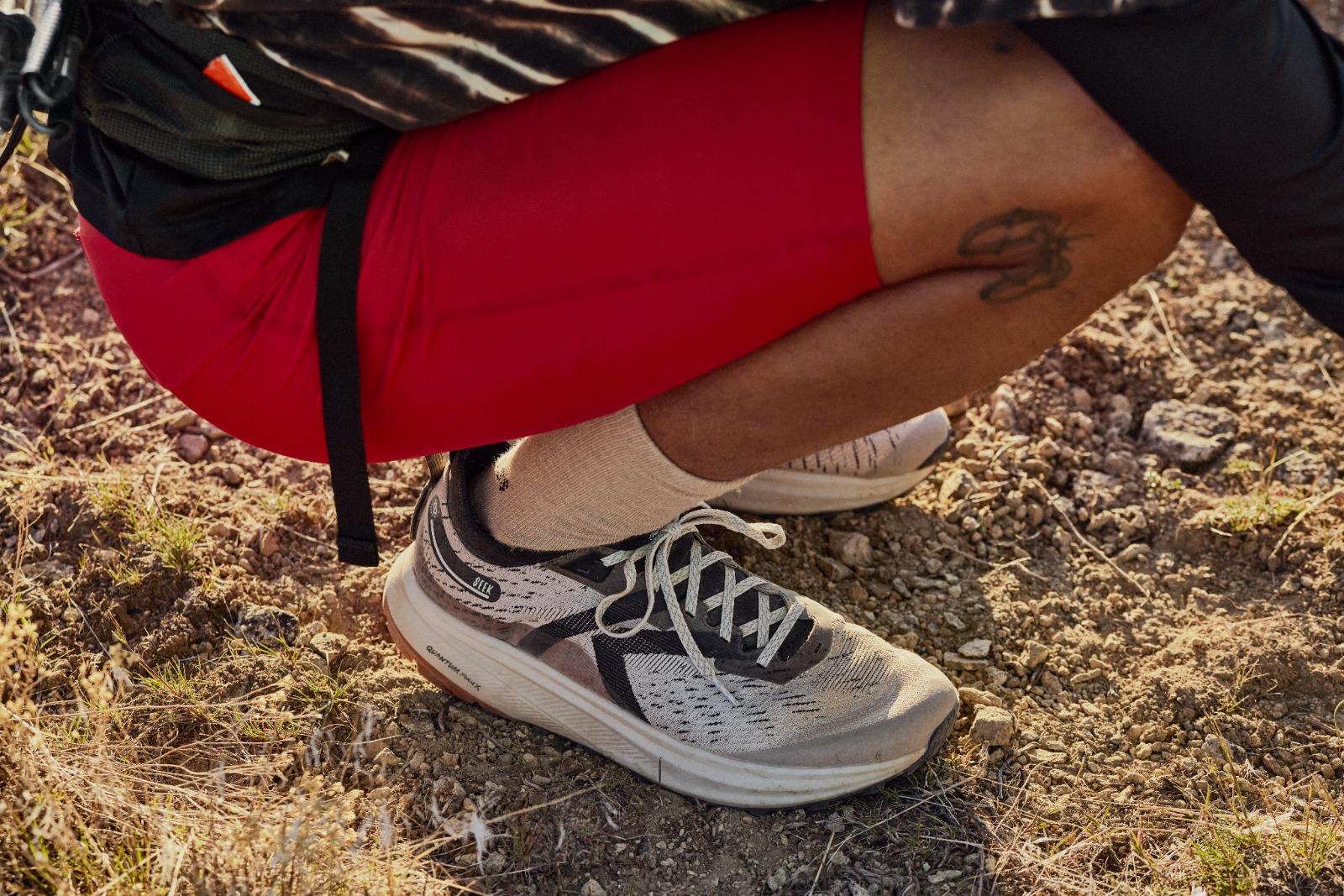 SEEK採用KEEN.ALL-TERRAIN多向鞋齒設計,鞋底厚度達4mm,經Heeluxe 測試可承受近1,500公里高強度使用。