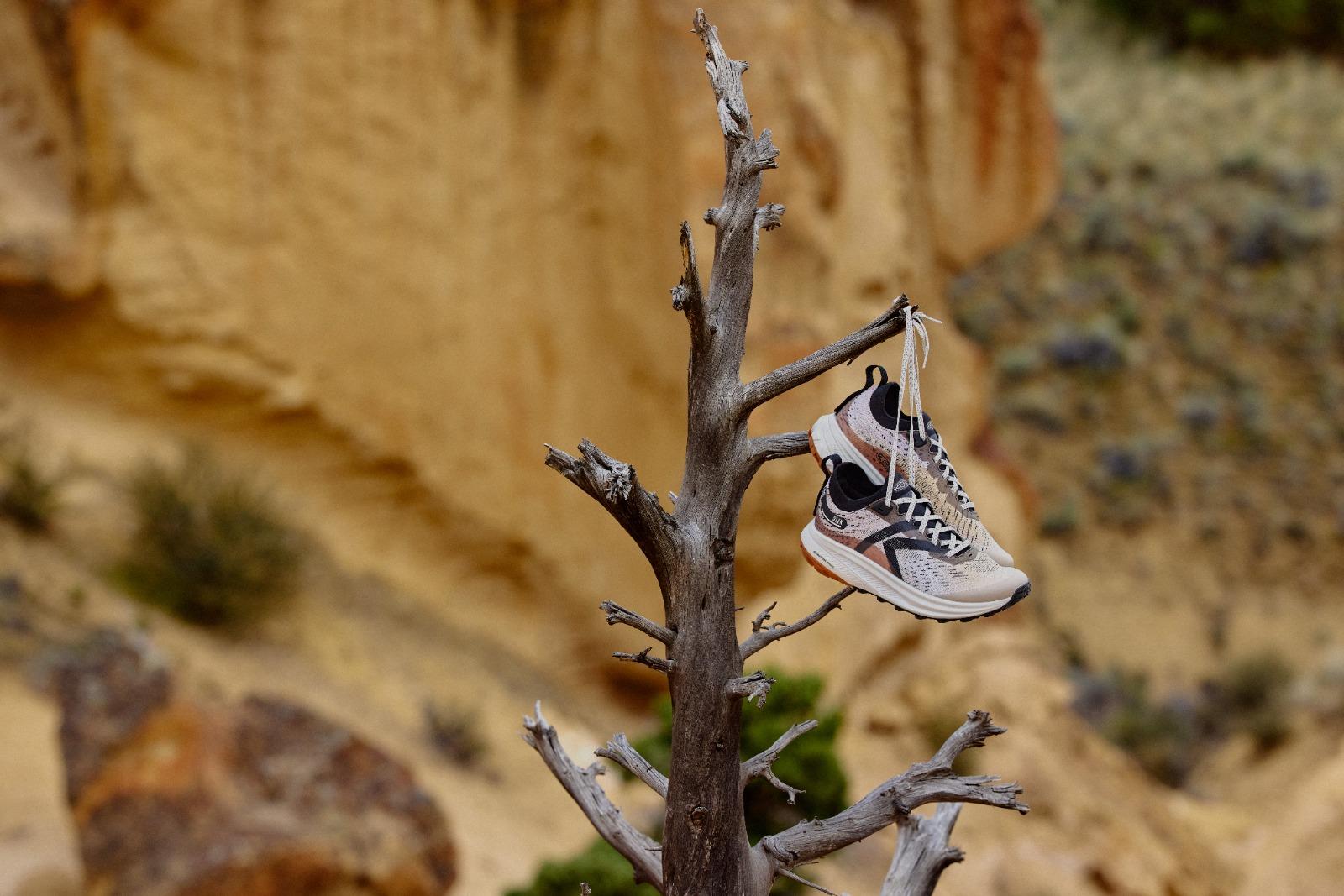 SEEK採用KEEN.ALL-TERRAIN多向鞋齒設計,鞋底厚度達4mm,經Heeluxe 測試可承受近1,500公里高強度使用。