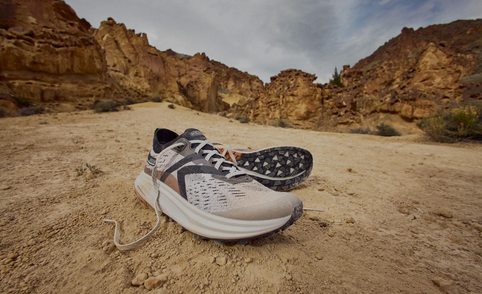 SEEK採用KEEN.ALL-TERRAIN多向鞋齒設計,鞋底厚度達4mm,經Heeluxe 測試可承受近1,500公里高強度使用。