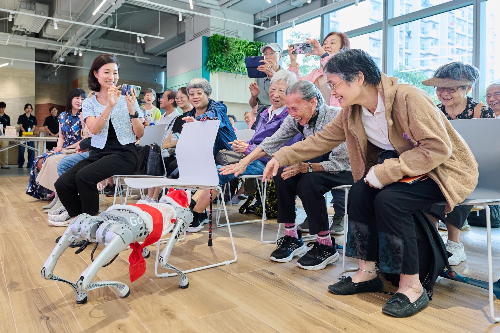 長者親身體驗多項樂齡與健康科技,包括聽力測試和AI健康檢查等。
