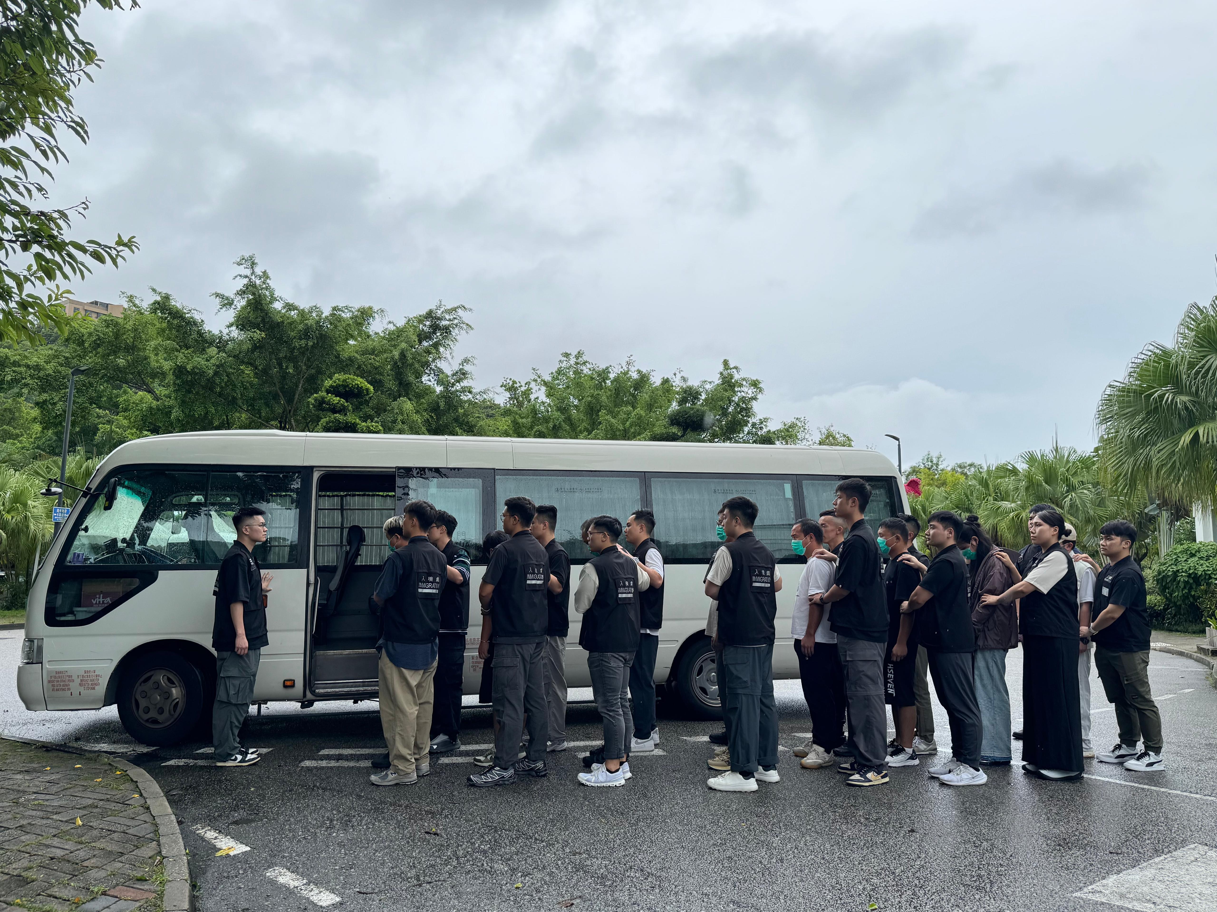 入境處全港反黑工搜逾100目標地點,再拘24人。