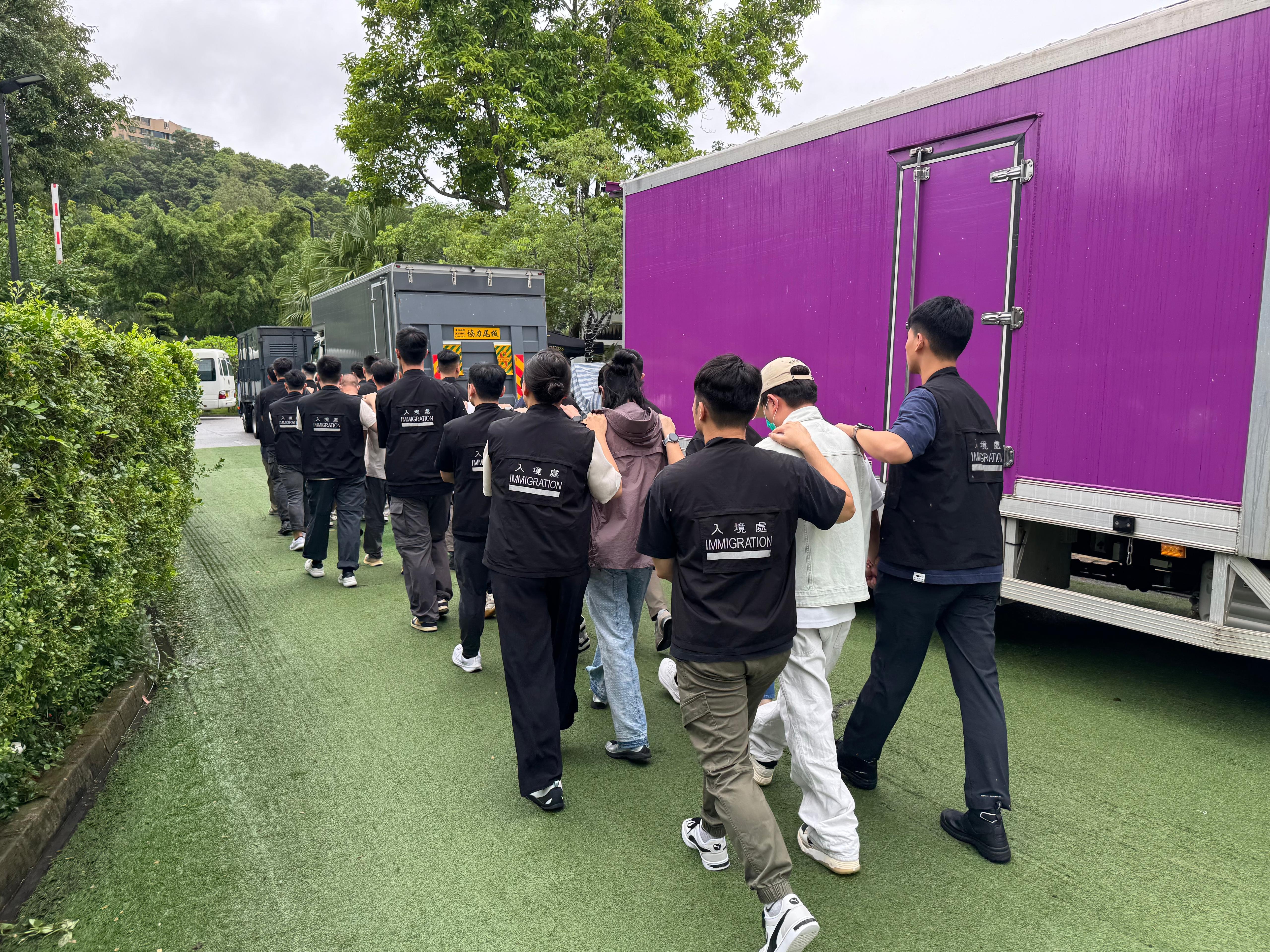 入境處全港反黑工搜逾100目標地點,再拘24人。