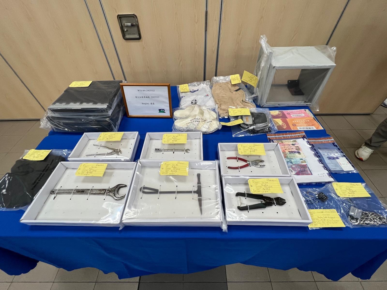 警方檢獲一批證物。