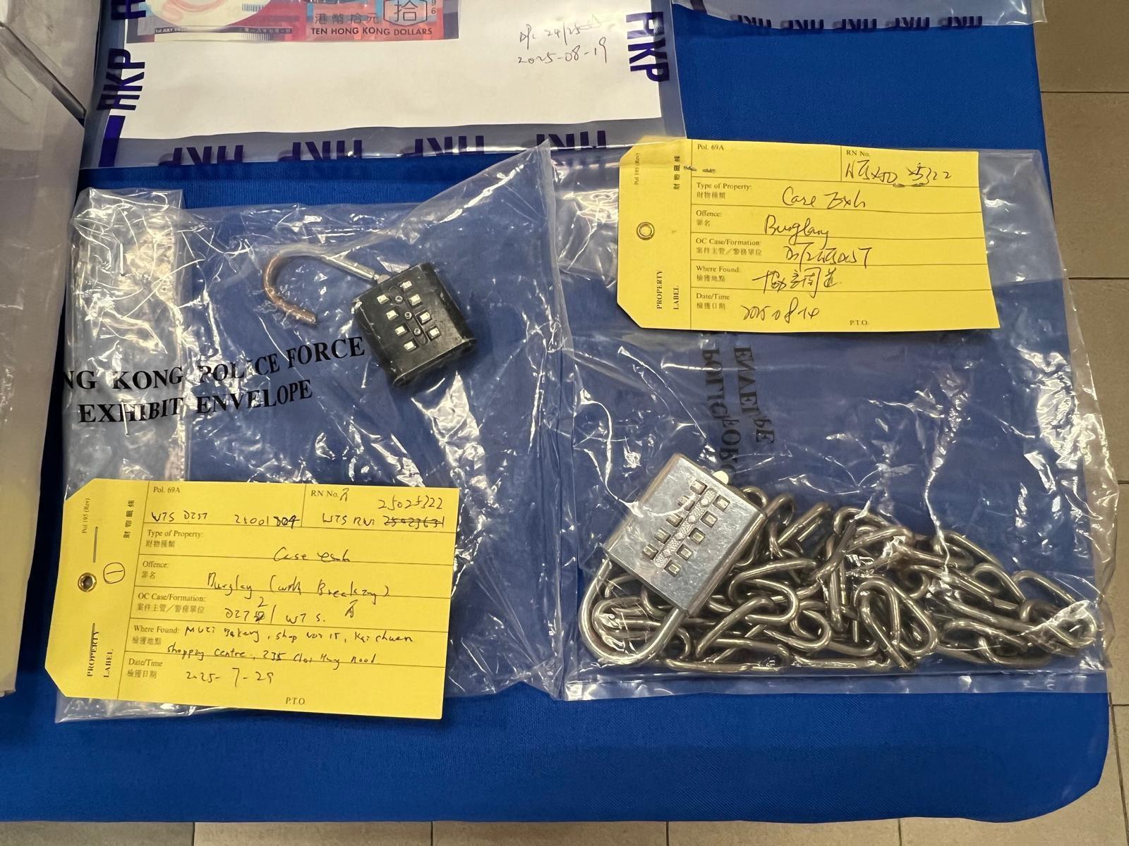 警方檢獲鐵鏈等。