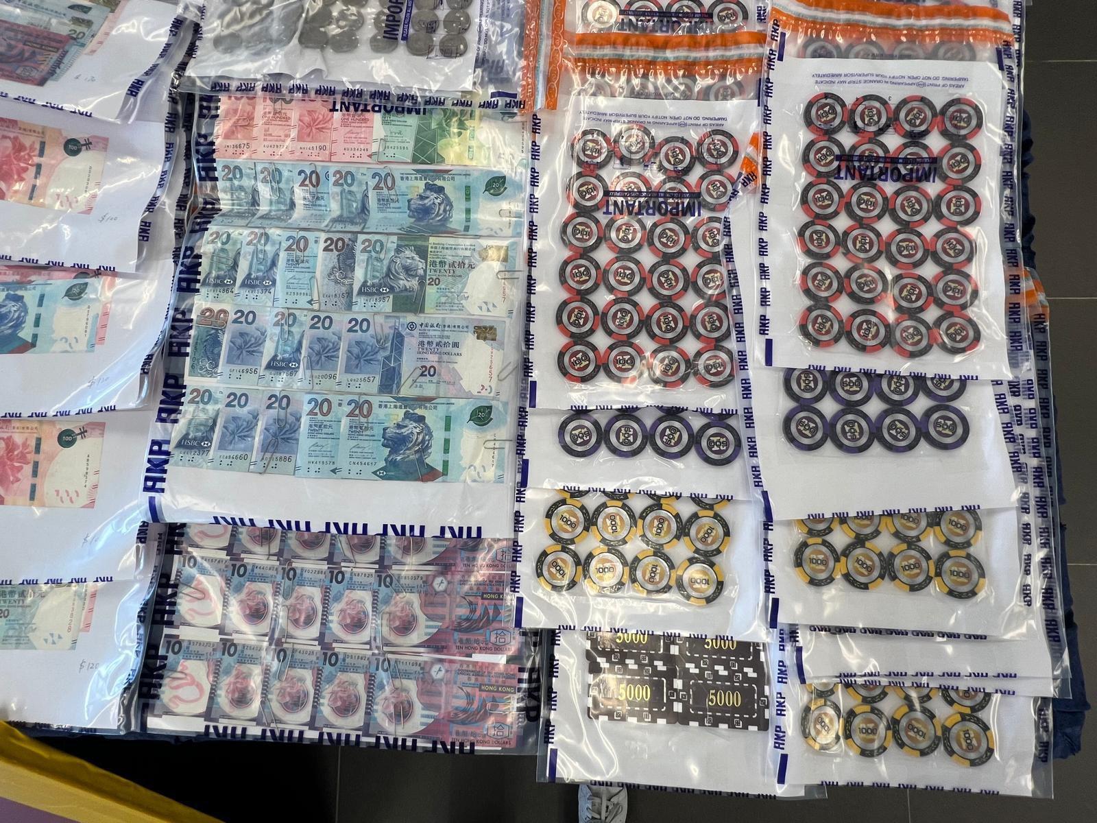 警方檢獲約6萬元現金、約70萬面值籌碼。