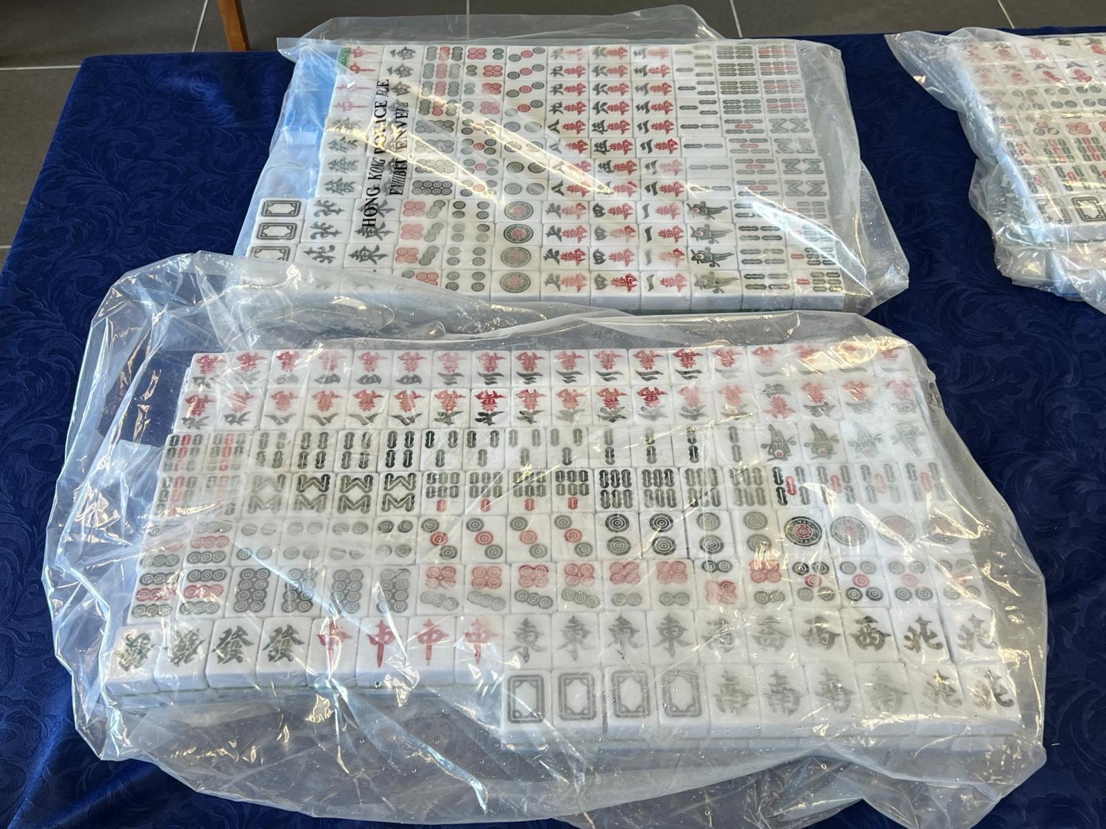 警方檢獲大量賭具。