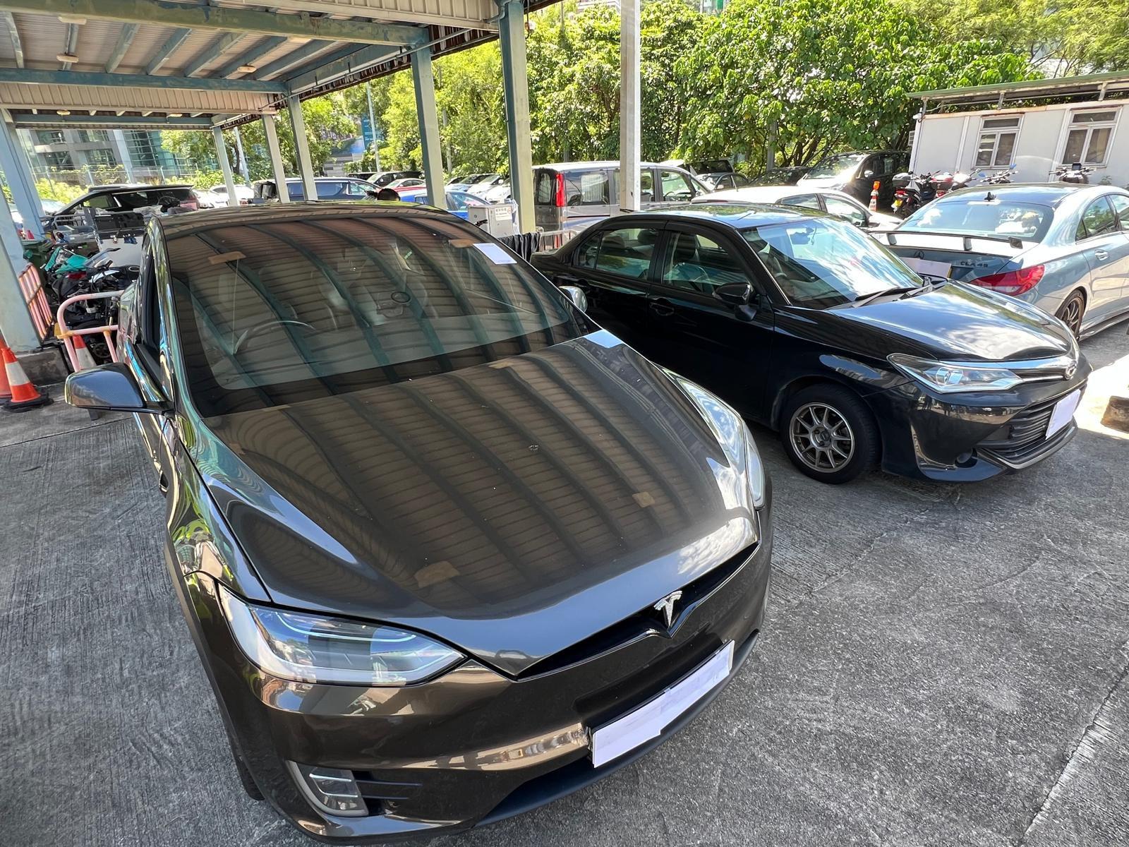 警港島打擊白牌車拘4人,包括兩名持雙程證男女。