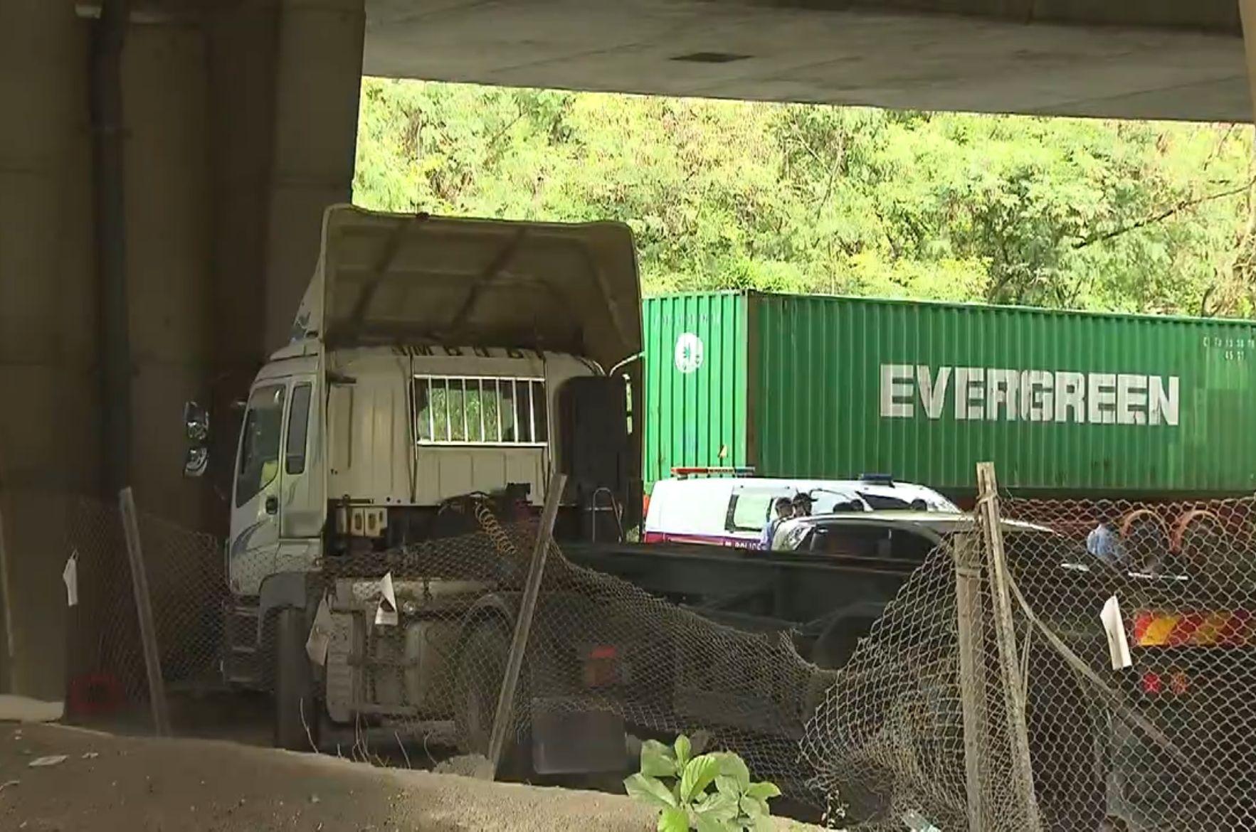 屯門男子頭有刀傷伏屍橋底 附近私家車上染有血漬