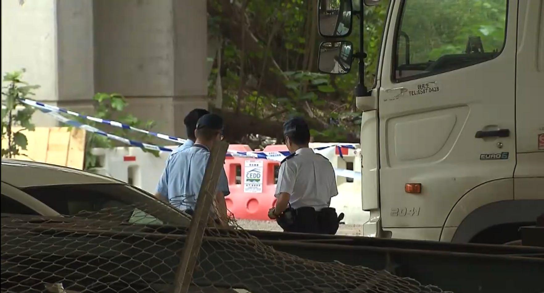 屯門男子頭有刀傷伏屍橋底 附近私家車上染有血漬