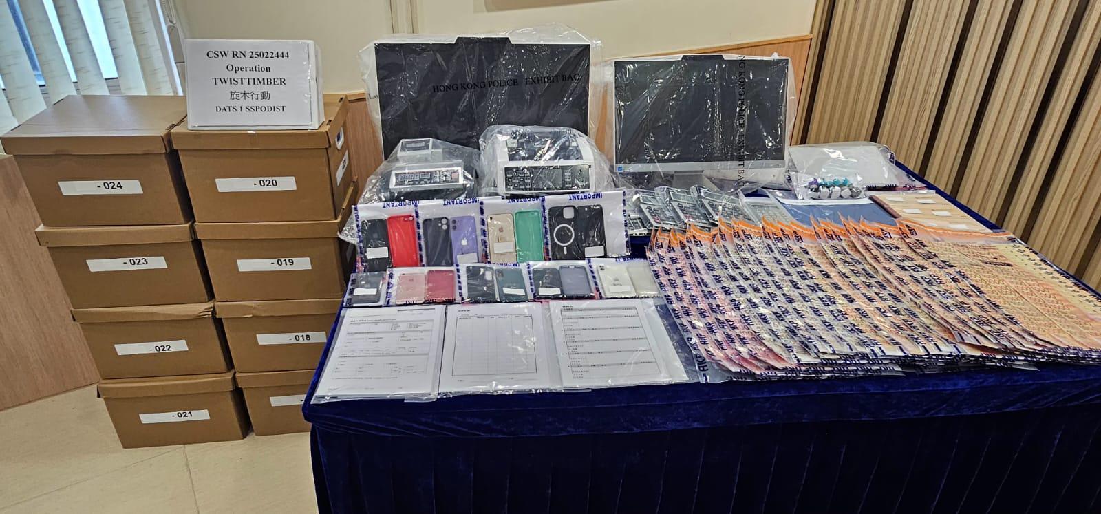 警方檢取超過2,400份借貸文件、約82萬元現金、8部電腦以及6部手提電話。