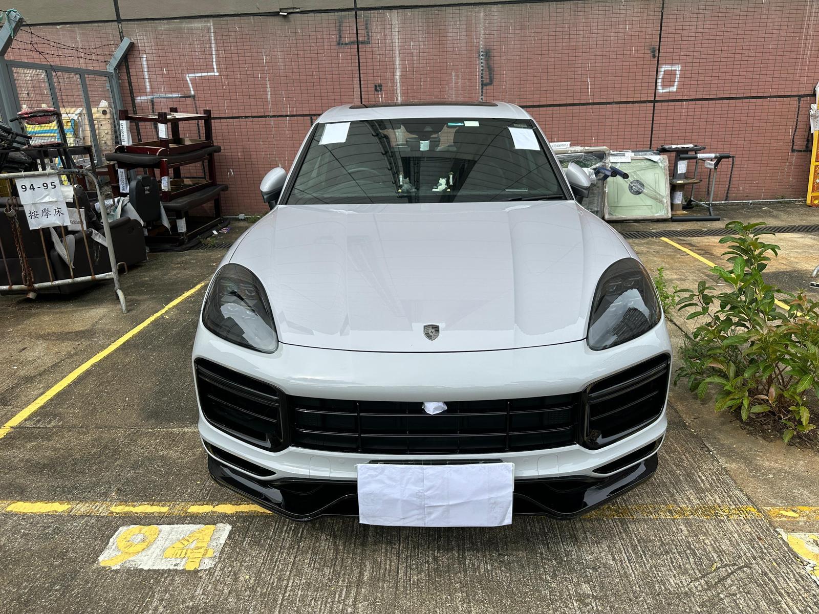 警方在該名公司負責人的荃灣住所檢取一部名貴房車,價值約140萬元。