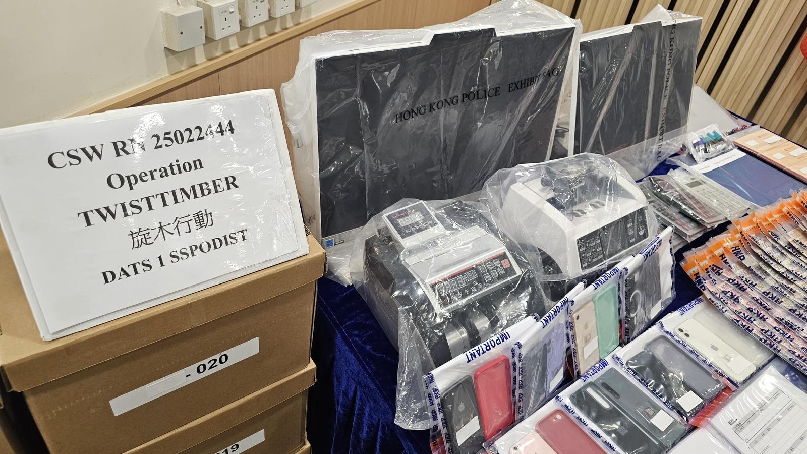 警方檢取超過2,400份借貸文件、約82萬元現金、8部電腦以及6部手提電話。