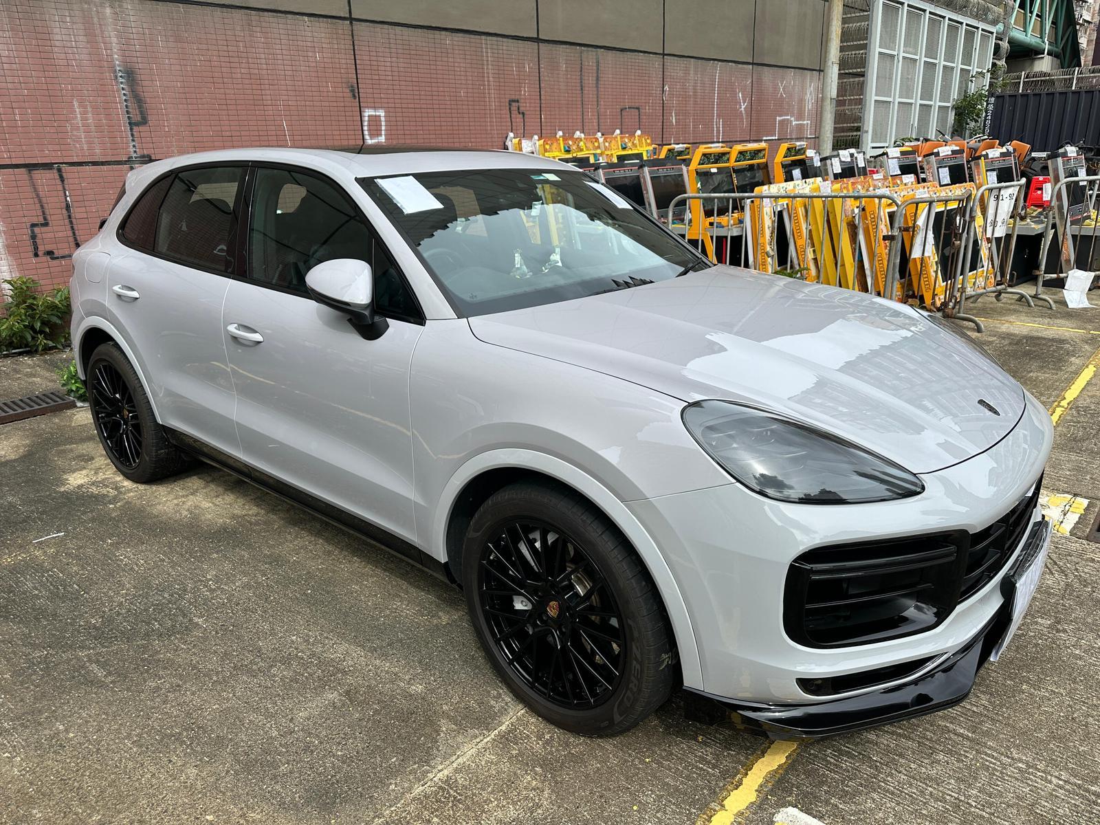 警方在該名公司負責人的荃灣住所檢取一部名貴房車,價值約140萬元。