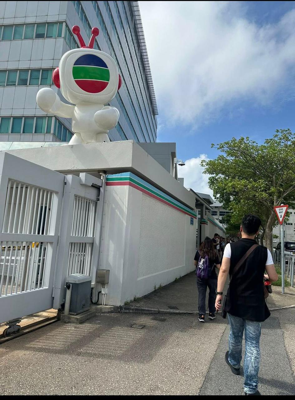 台灣參賽者因為迷路獲警方接載到TVB,同行友人拍下在警車內的情況。