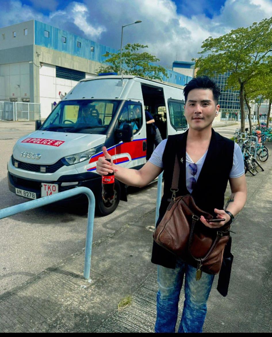 台灣參賽者因為迷路獲警方接載到TVB,同行友人拍下在警車內的情況。