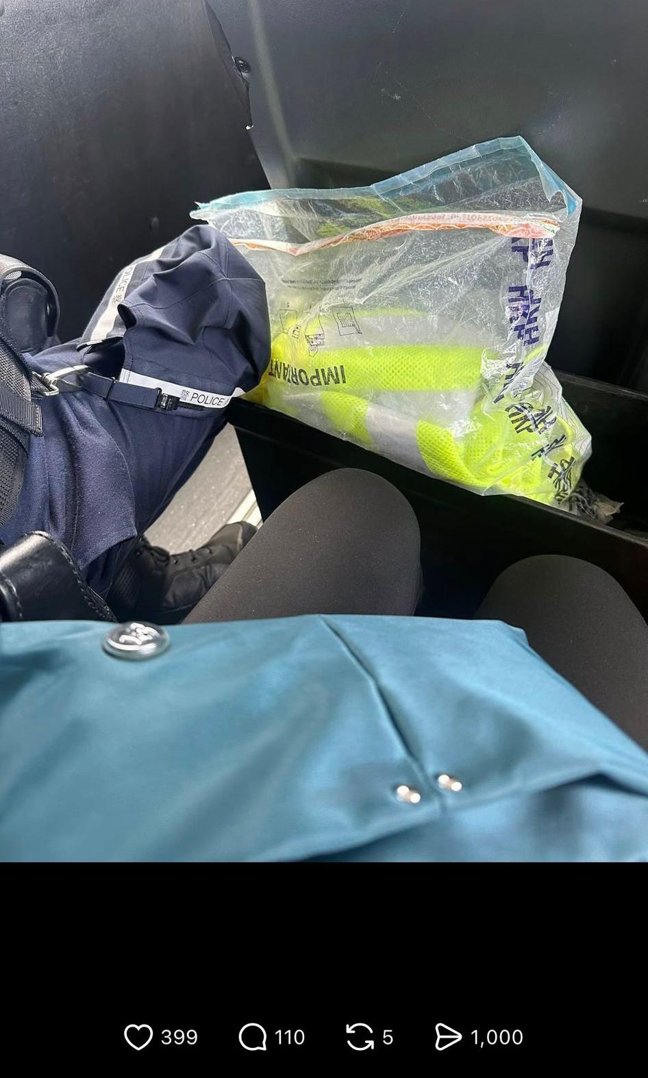 台灣參賽者因為迷路獲警方接載到TVB,同行友人拍下在警車內的情況。