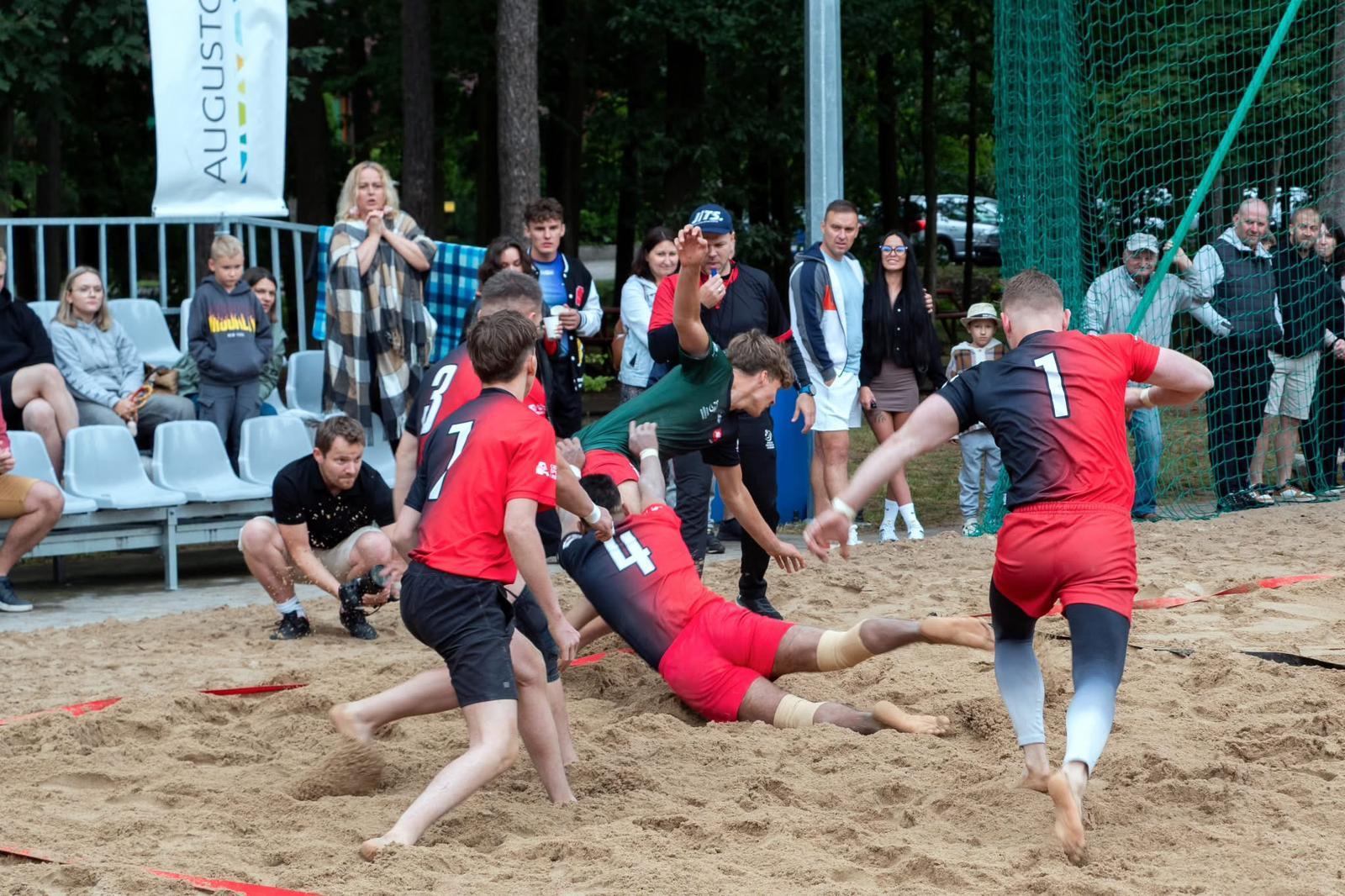 是次比賽以4v4的形式在沙灘上進行,每個回合皆是「Do or Die」,即進攻者必須得分,否則由防守方獲得一分。