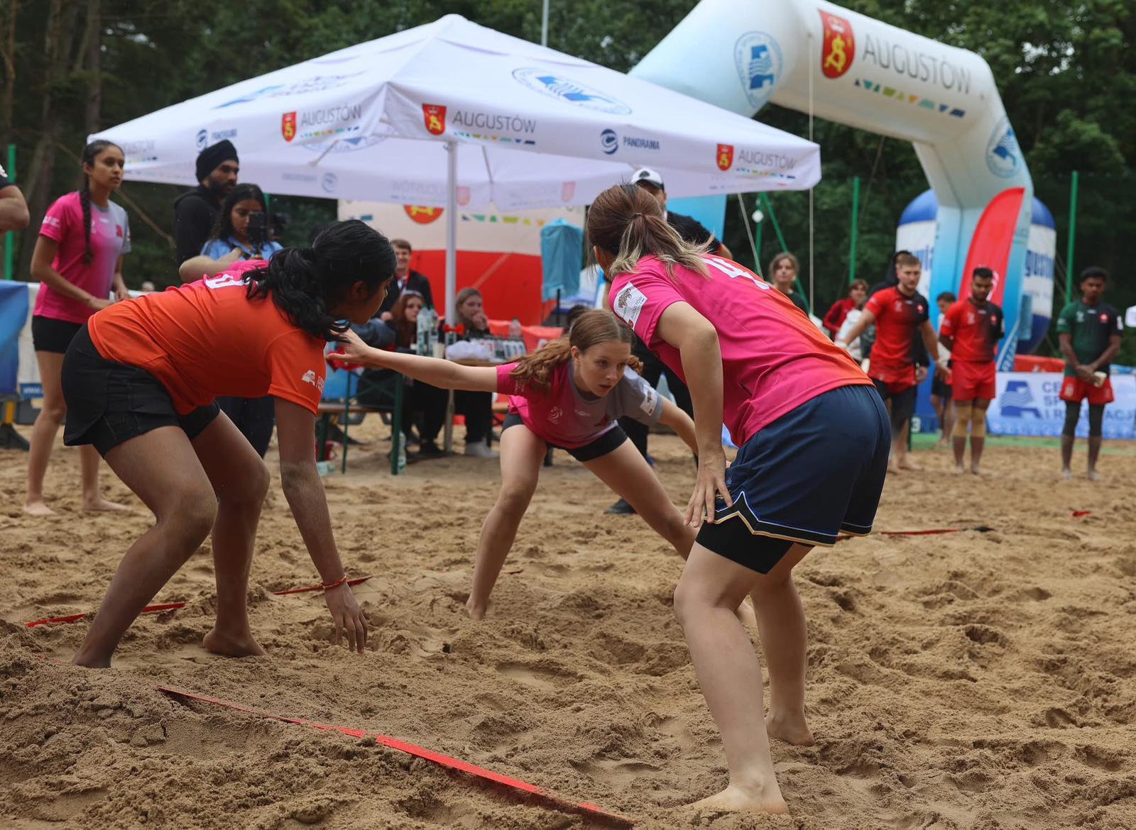 是次比賽以4v4的形式在沙灘上進行,每個回合皆是「Do or Die」,即進攻者必須得分,否則由防守方獲得一分。