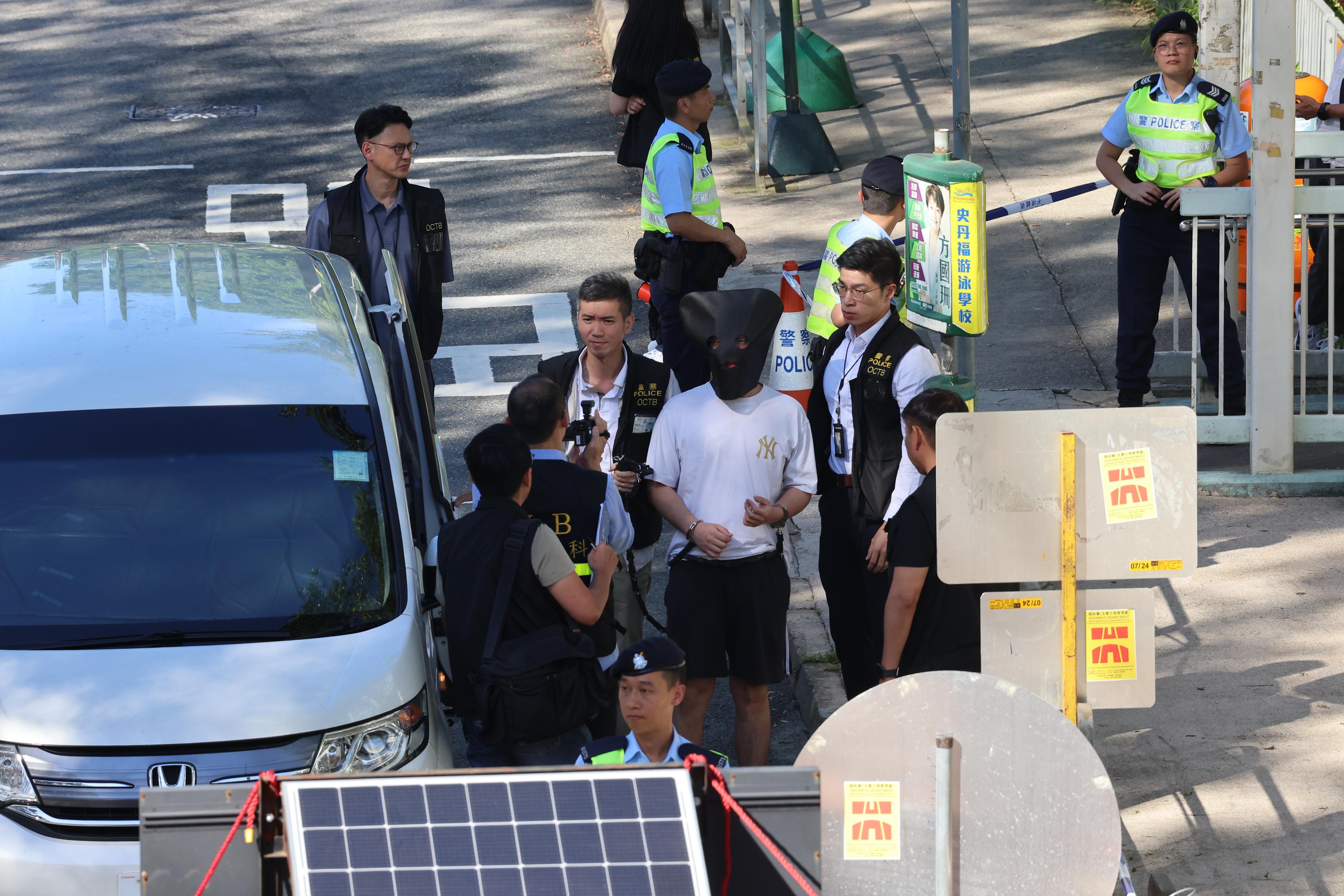 壁屋懲教員遇襲,再有一疑犯潛逃內地返港被捕,警押重組案情。