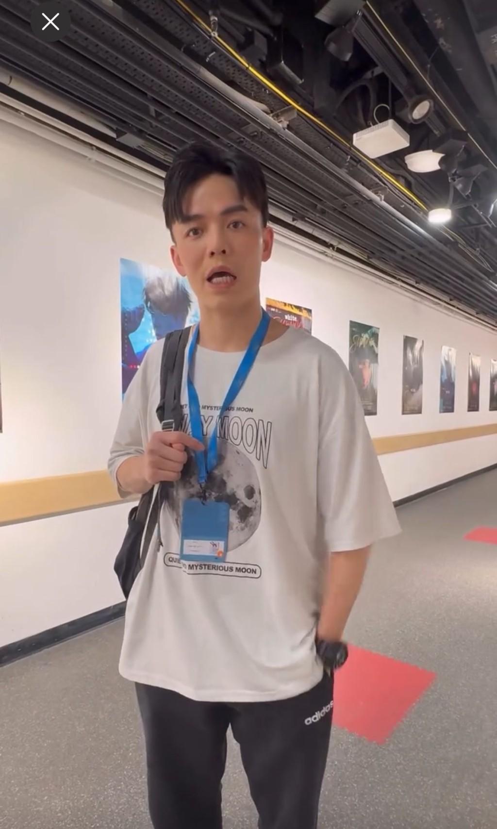 墮台的舞蹈員拍片報平安。