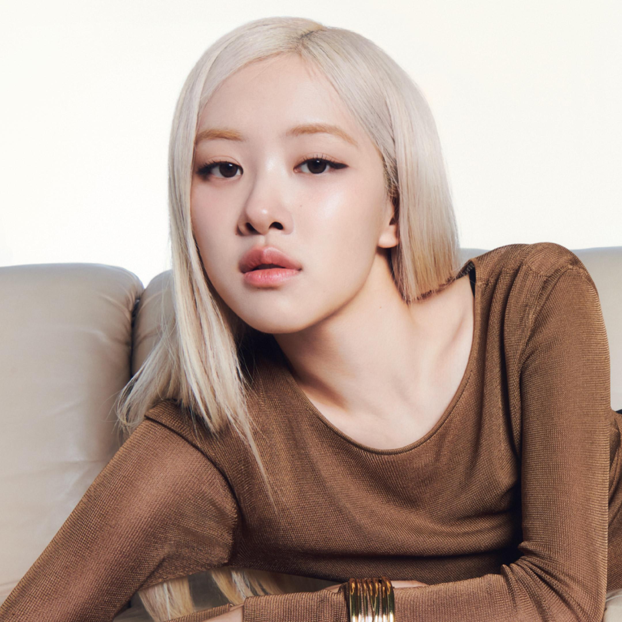 Rosé首度為恆時亮肌修護粉底液拍攝,綻放既大膽又不費力的光芒,體現品牌無濾鏡的率真精神。