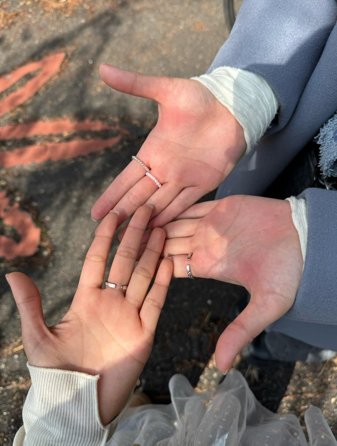 葛綽瑤Yoyo拍《偽鐵膠遊九州》學懂踏單車,由於太緊張抓緊手柄,弄得雙手通紅。(Yoyo IG)