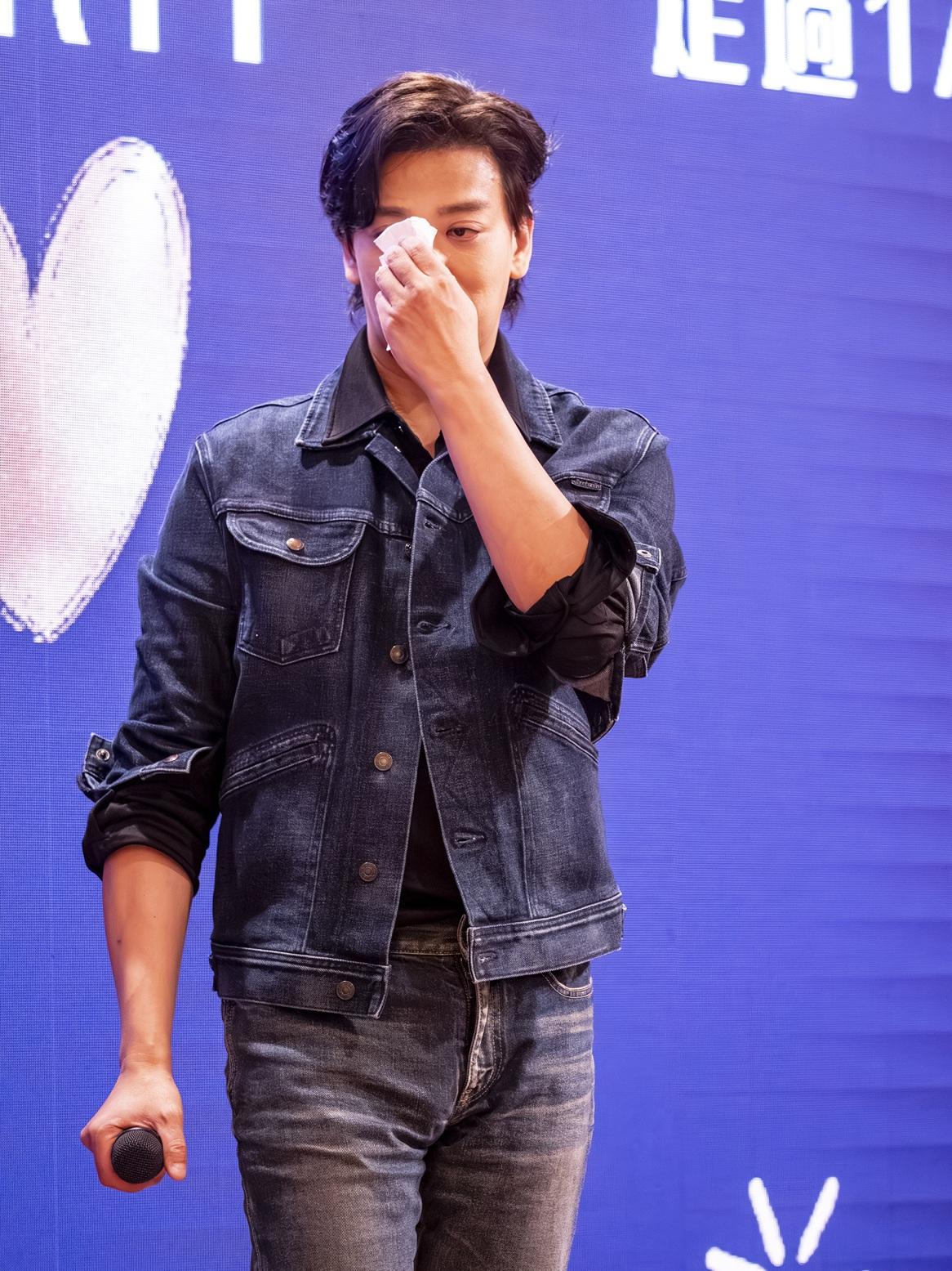 陳曉東獲歌迷預祝50歲生日,感觸落淚。