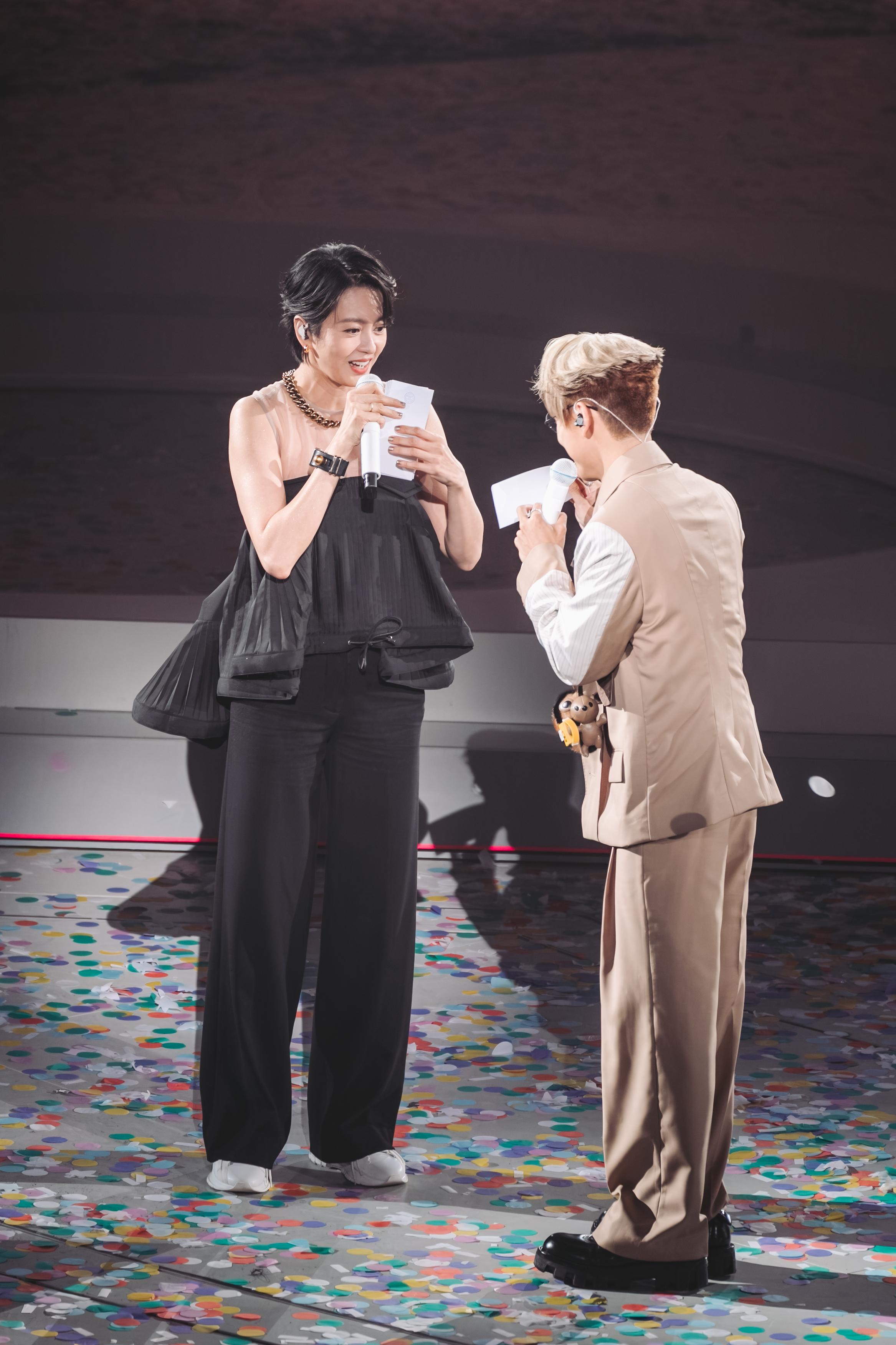 Gigi與家謙合唱《某年仲夏》。