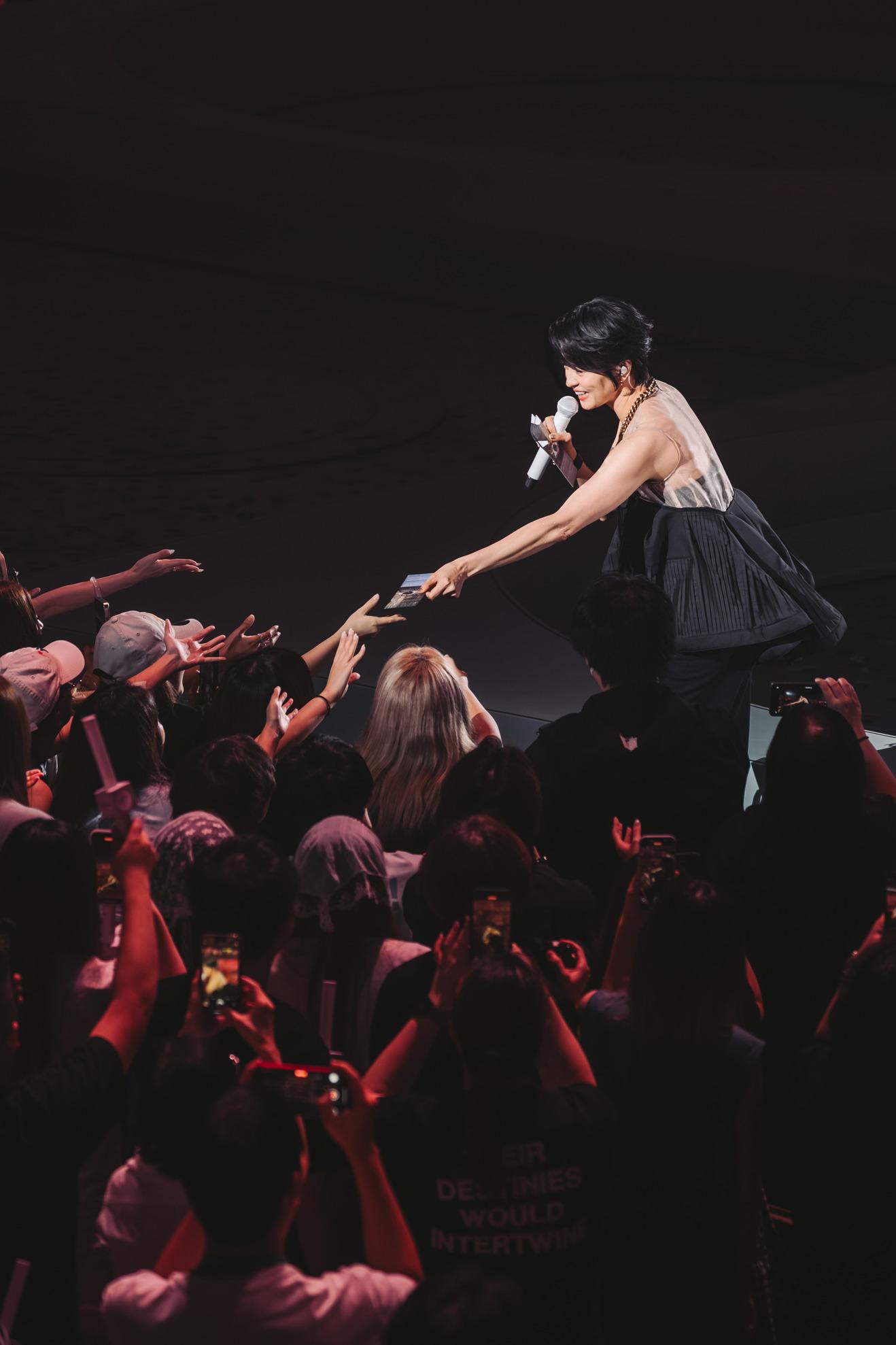 Gigi向現場觀眾派《無名指》戲飛。