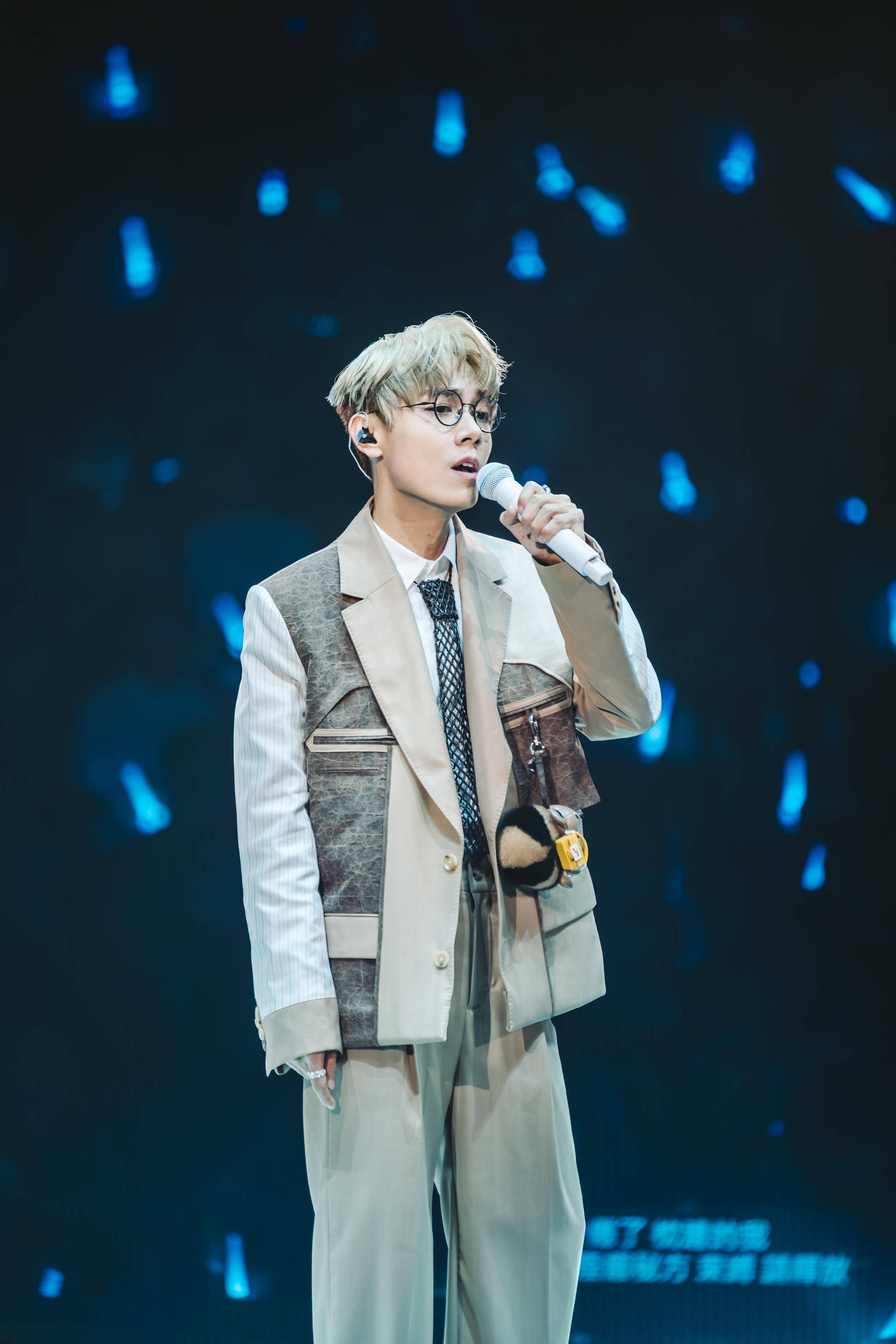 Gigi與家謙合唱《某年仲夏》。