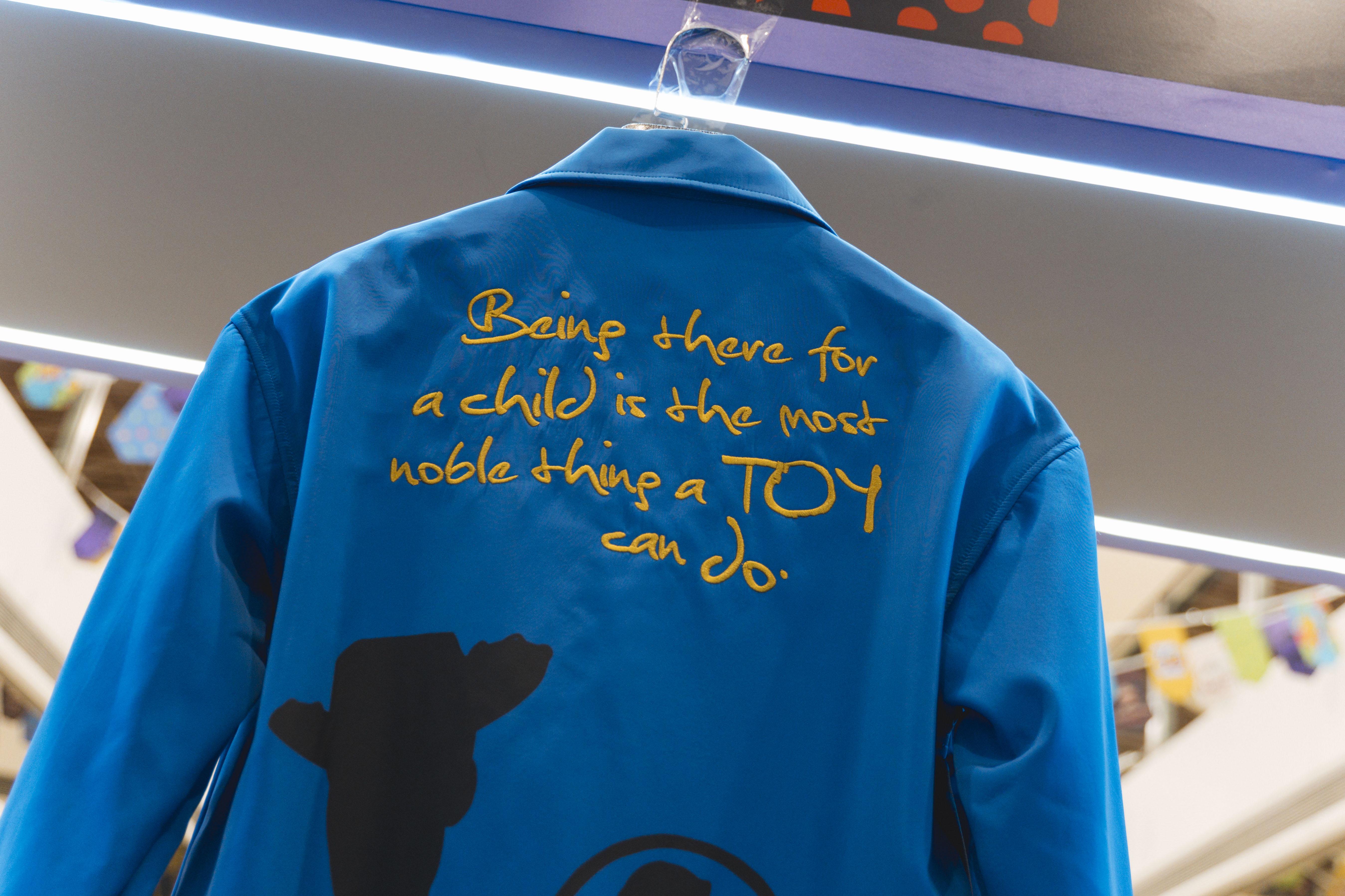 Jacket & Button-DIY Limited Box Set 外套印上《Toy Story》人氣角色剪影,配襯兩邊手袖的 KYUBI 玖尾冠圖案,背部寫上金句 ”Being there for a child is the most noble thing a TOY can do.”