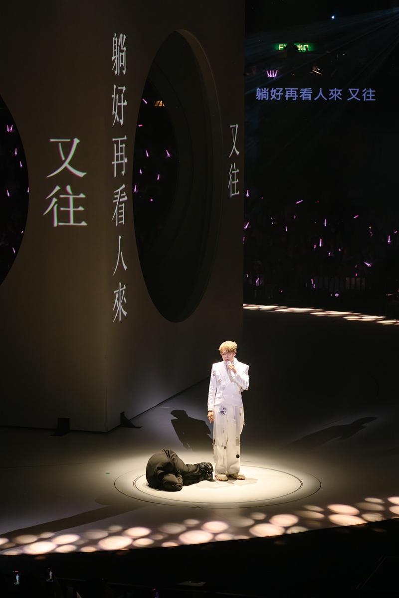 家謙表示會save低haters嘅post來平衡心理。