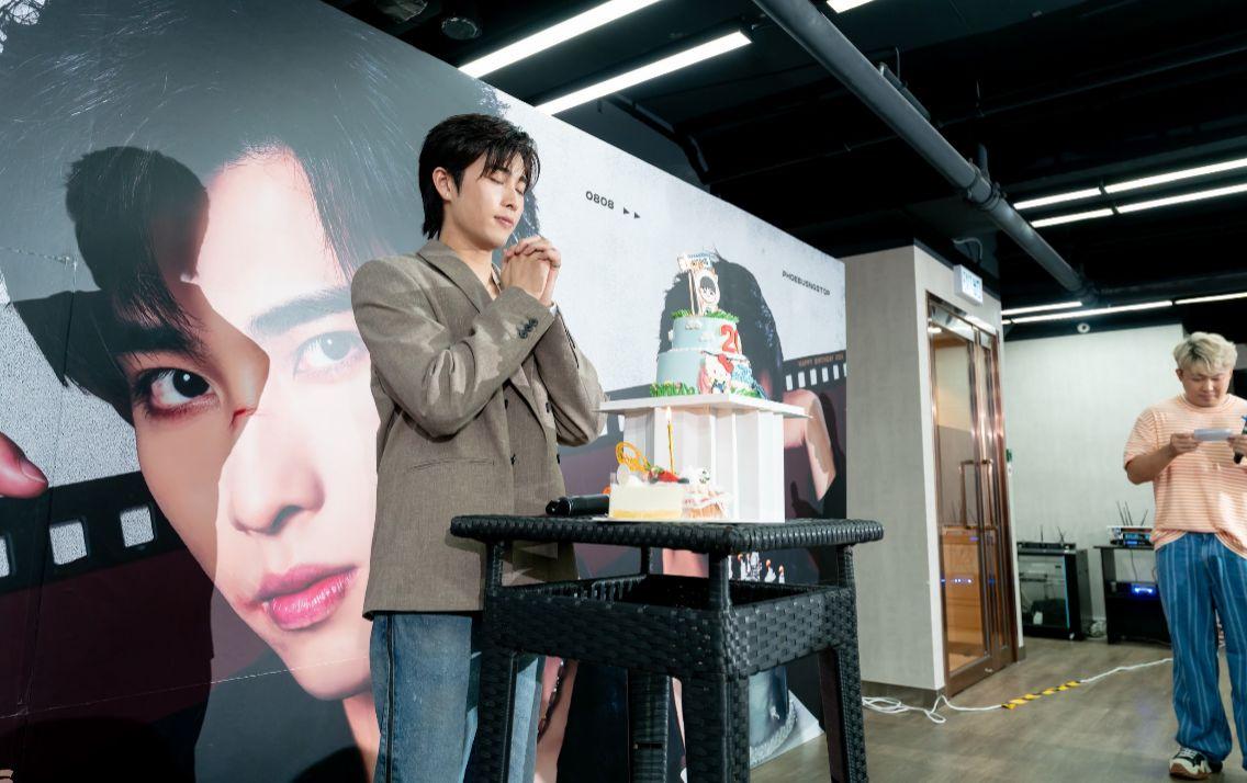 Phoebus舉行生日會。