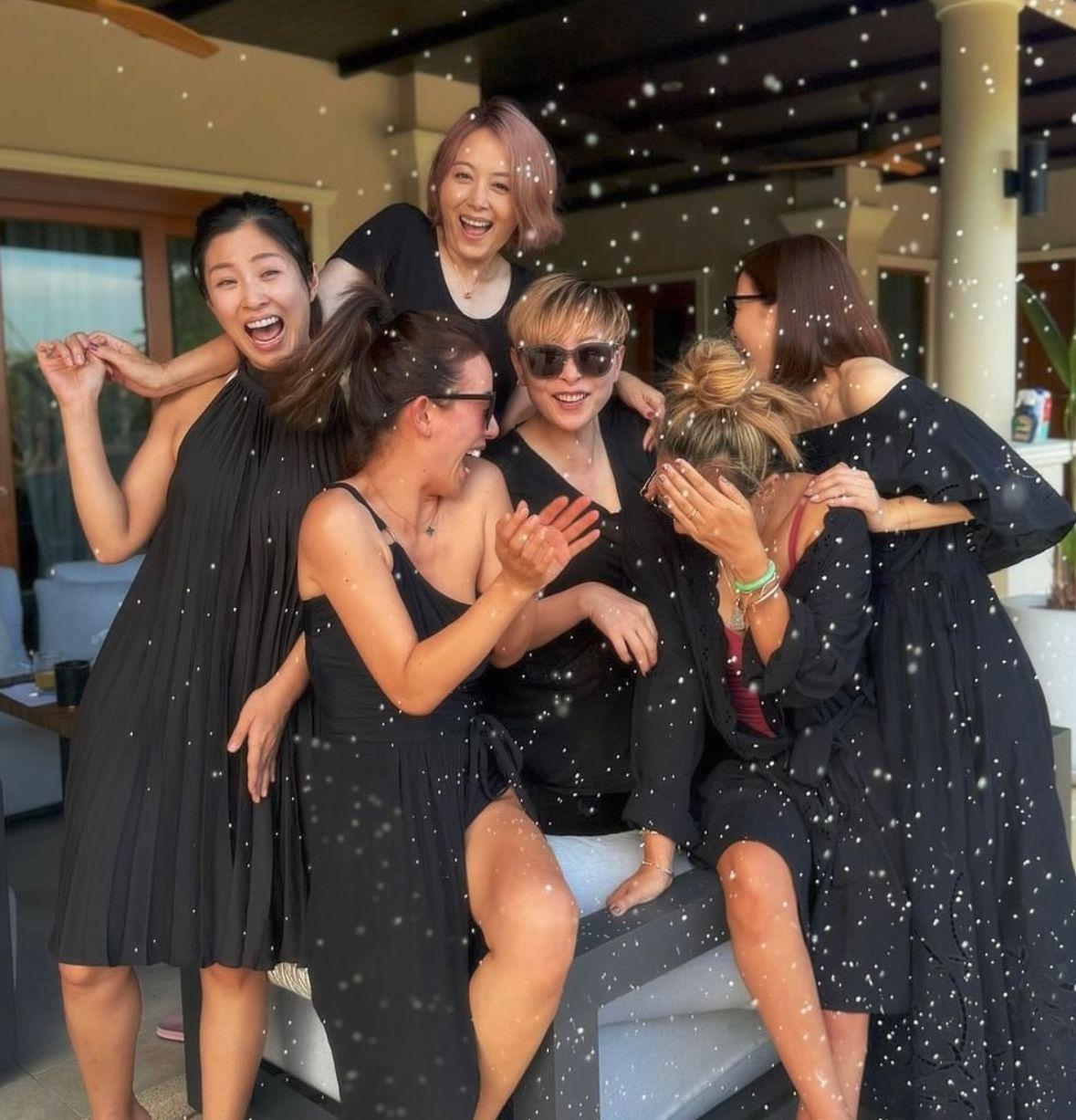 佘詩曼孖「七魔女」旅行放長假充電。