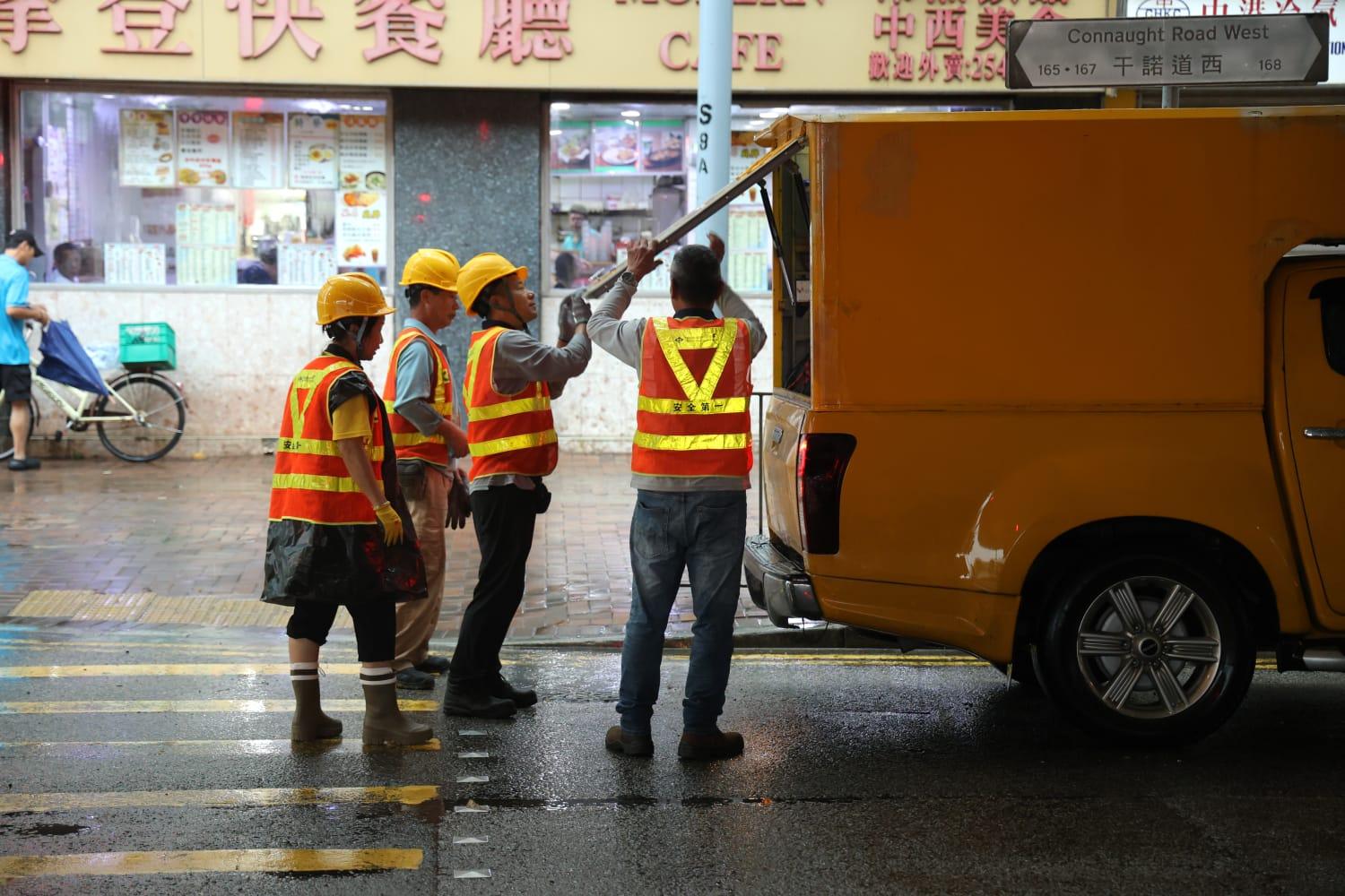 楊柳颱風│黑雨下西隧港島出口的干諾道西出現水浸,已全部完成清理。(林俊源攝)