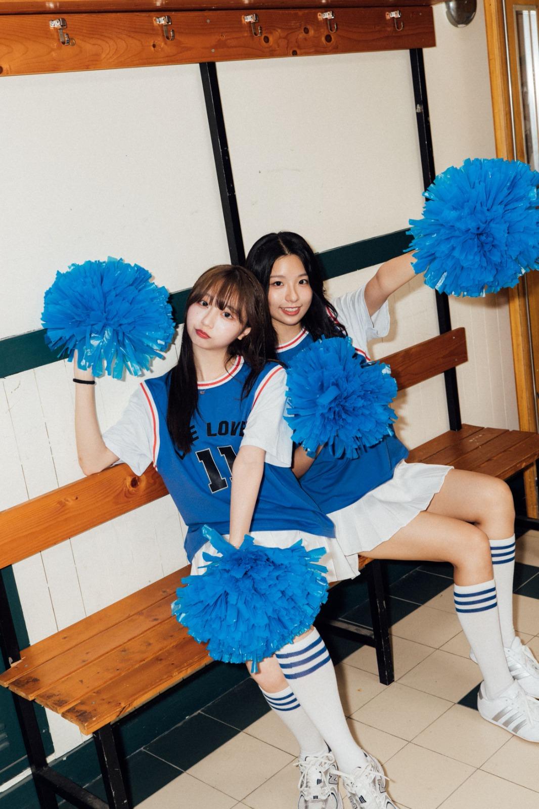 偶像女生成員演出Anesa與小倬的啦啦隊造型青春可人。