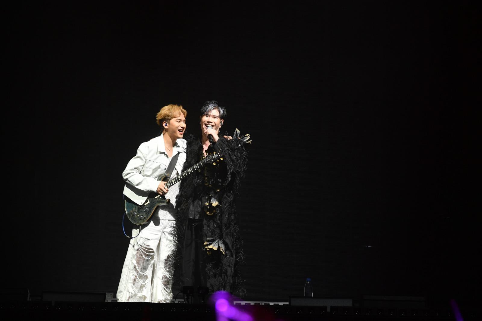 周吉佩與張興辰同台合唱,非常悅目。