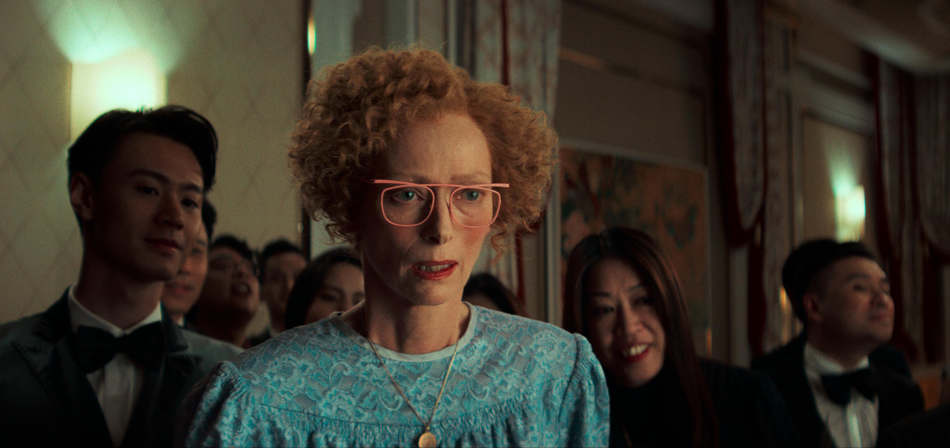 泰達史雲頓 (Tilda Swinton)特別演出。(《The Ballad of a Small Player》劇照)。
