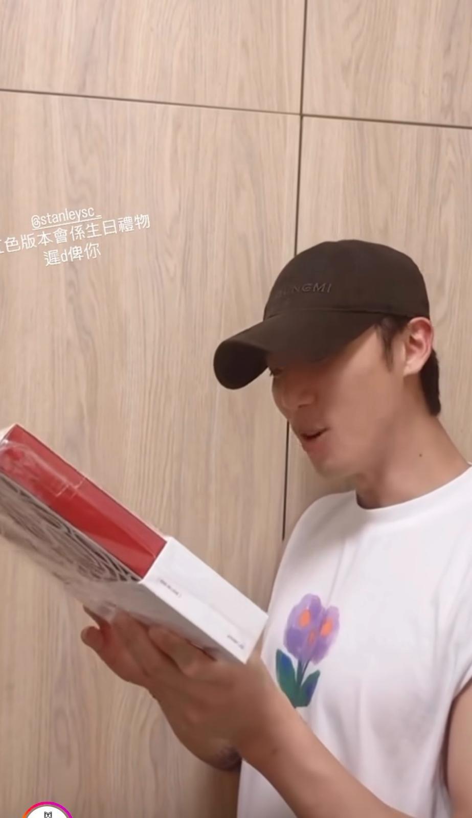Stanley獲Jeremy送上第一張親筆簽名的《Rise In Love》專輯。