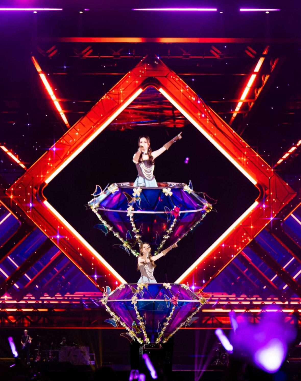 在場四萬歌迷齊見G.E.M.鄧紫棋再創新記錄,成為首位於啟德主場館開唱五場歌手。