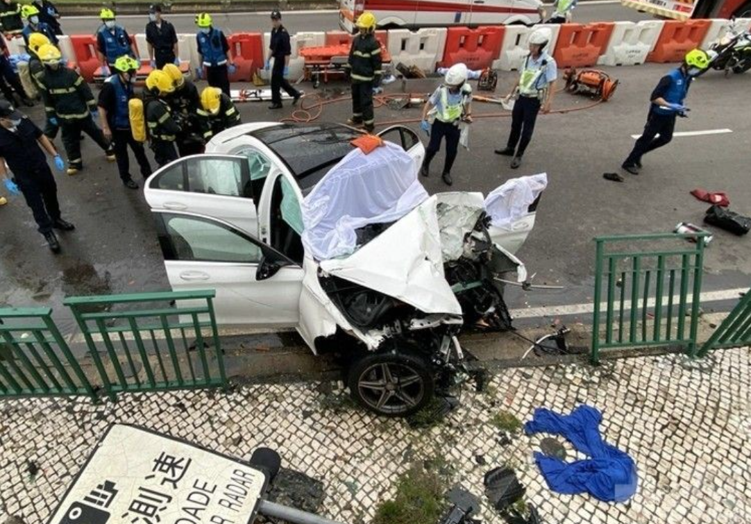 澳門友誼大馬路發生一宗私家車撞欄交通事故(網上圖片)