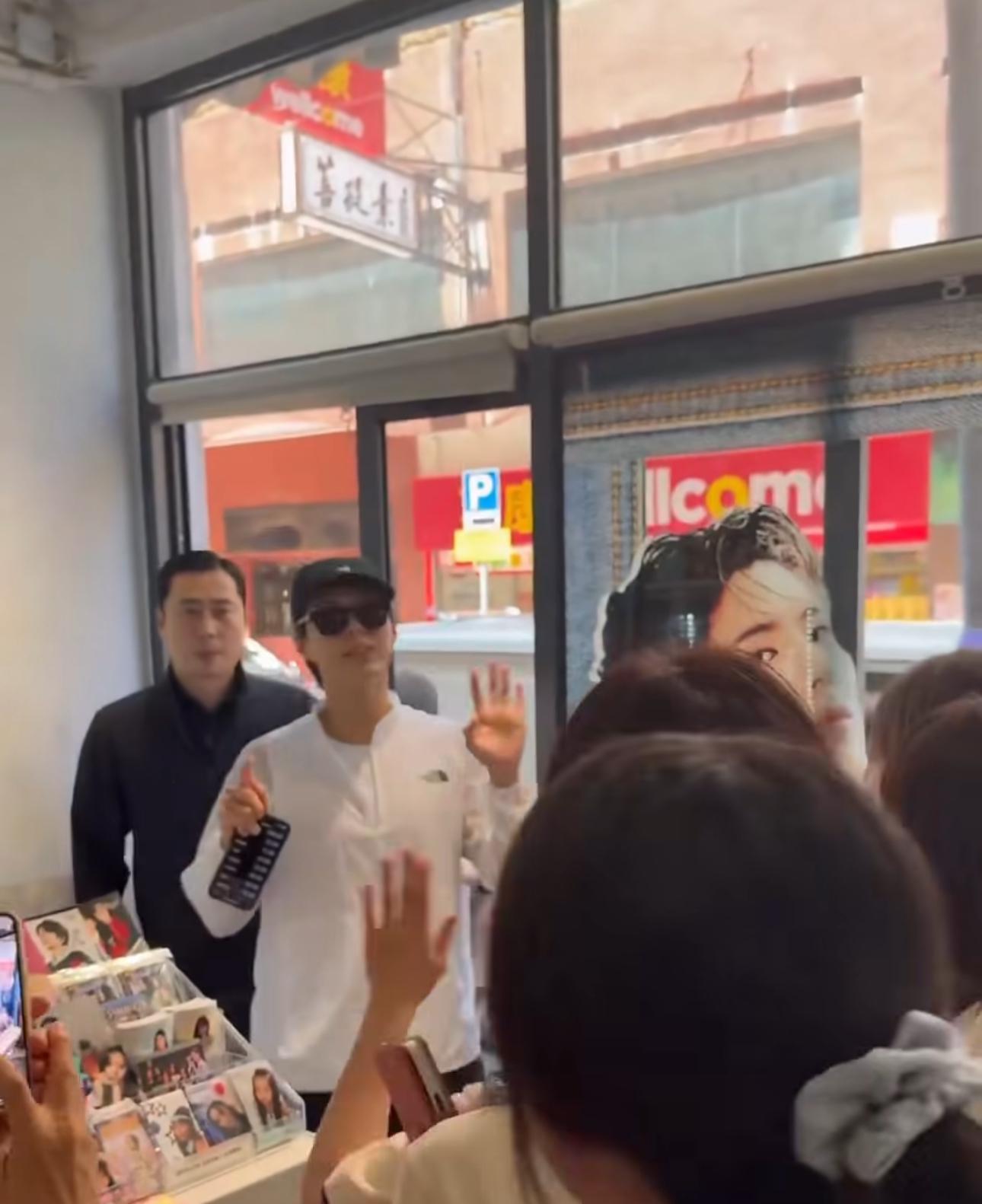 今日中午,朴寶劍戴上cap帽快閃旺角。