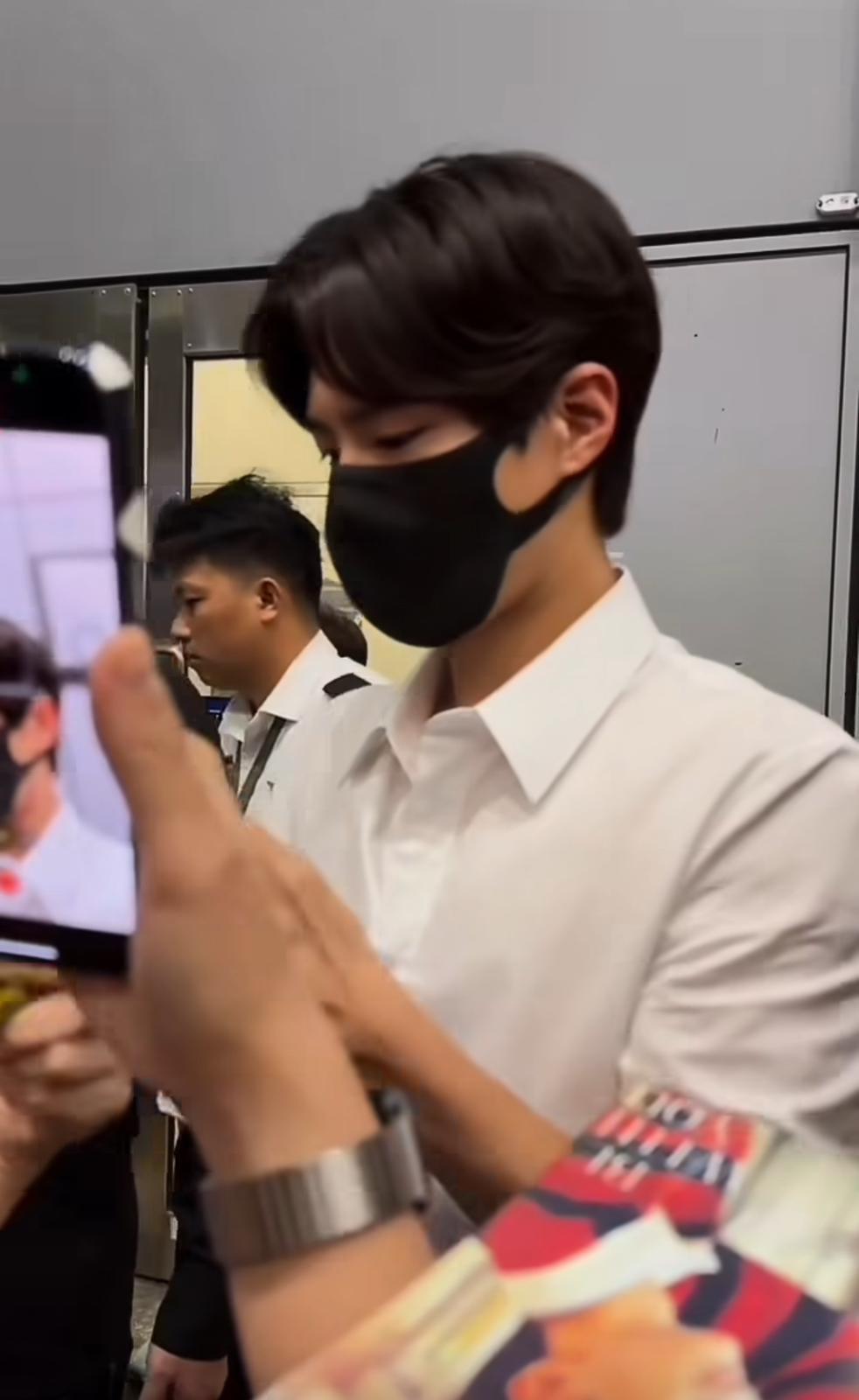 朴寶劍昨晚抵港,獲幾百粉絲接機。