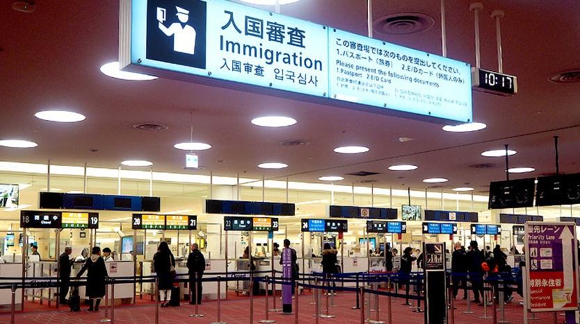 近年訪日旅客大增,為方便旅客入境,日本將擴大入境與海關審查「二合一」操作。(互聯網)