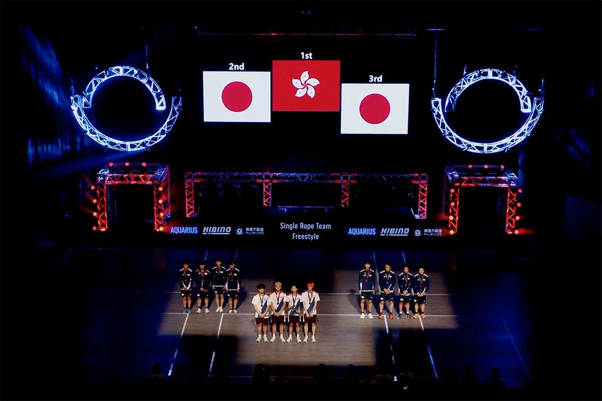 港隊出戰世界跳繩錦標賽決賽時,屏幕顯示的區旗被指與官方設計有數處出入。(世界跳繩錦標賽直播截圖)