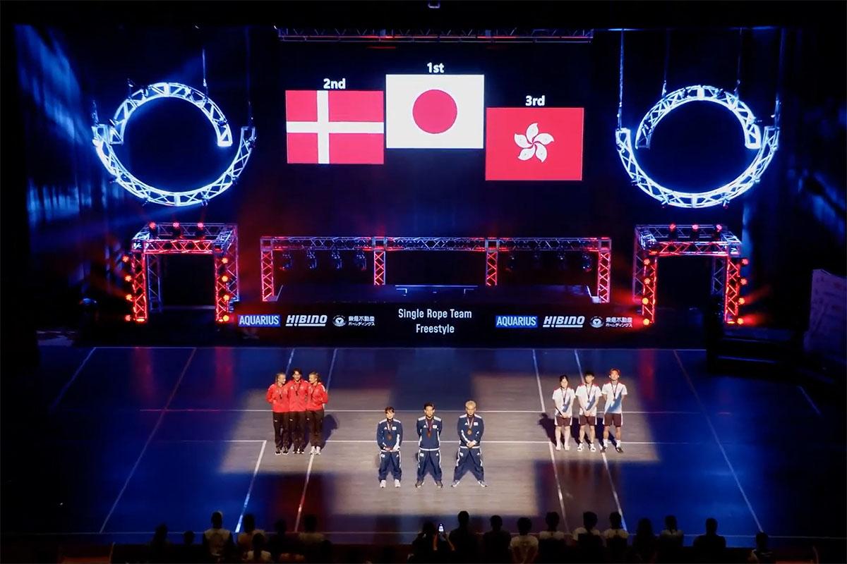 港隊出戰世界跳繩錦標賽決賽時,屏幕顯示的區旗被指與官方設計有數處出入。(世界跳繩錦標賽直播截圖)