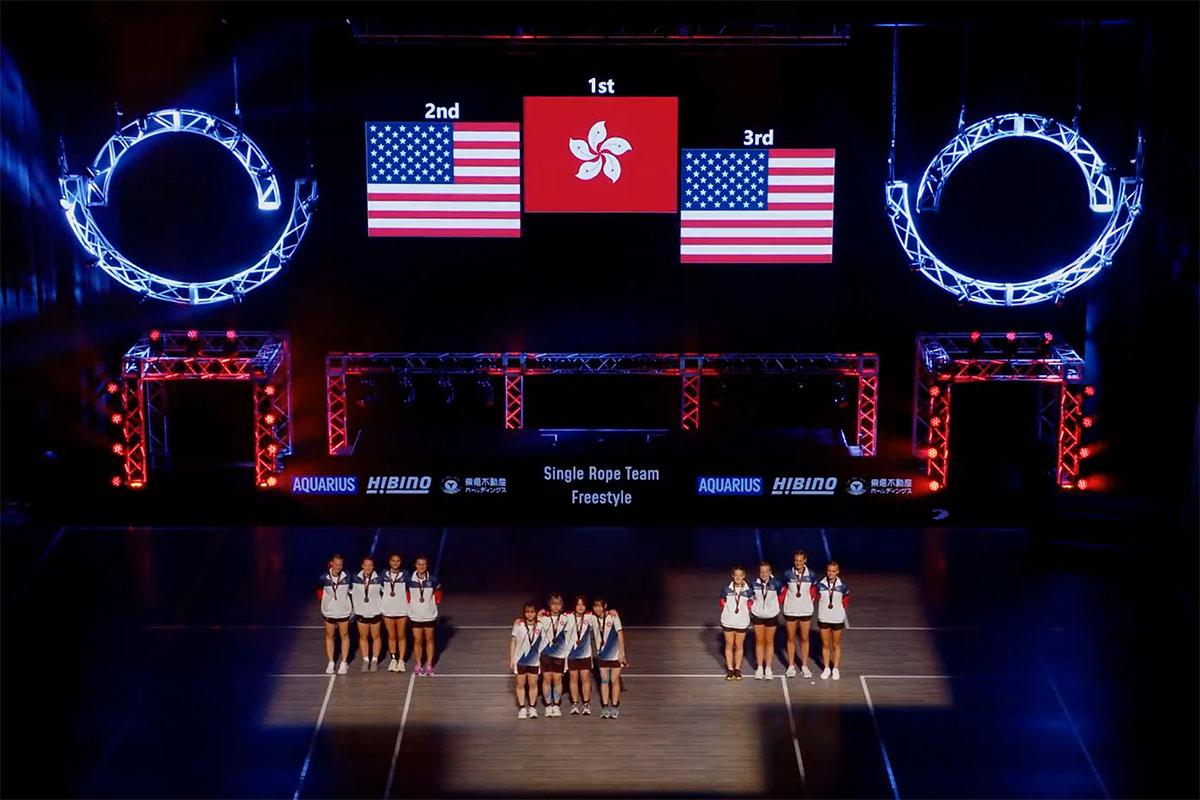 港隊出戰世界跳繩錦標賽決賽時,屏幕顯示的區旗被指與官方設計有數處出入。(世界跳繩錦標賽直播截圖)