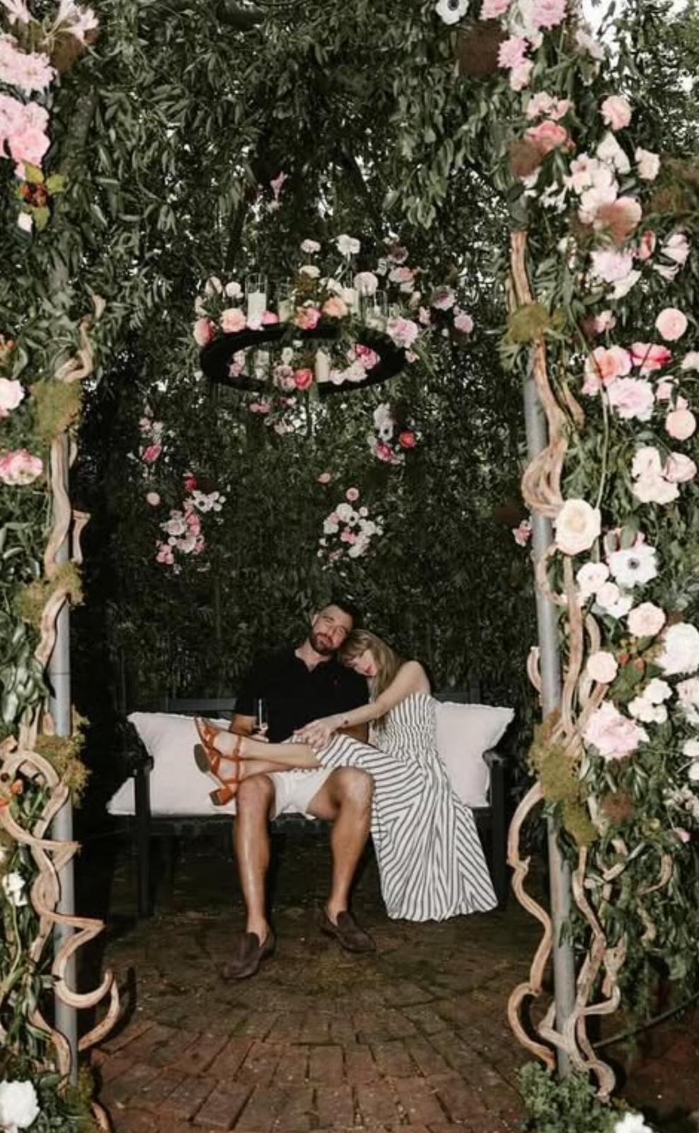 Travis Kelce向Taylor Swift求婚成功。