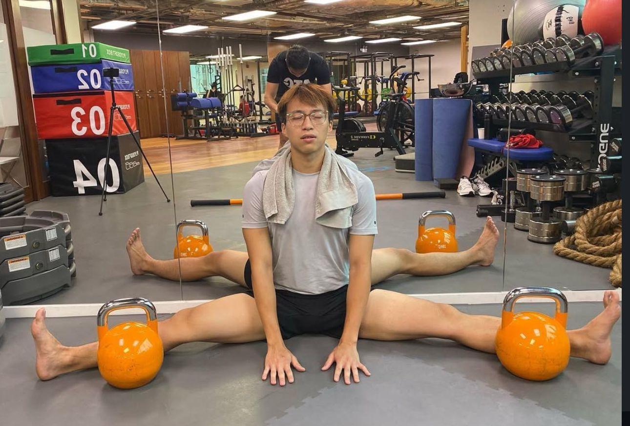 坤哥於2015年一踏入樂壇後連續兩年摘下叱咤頒獎禮「我最喜愛的男歌手」。