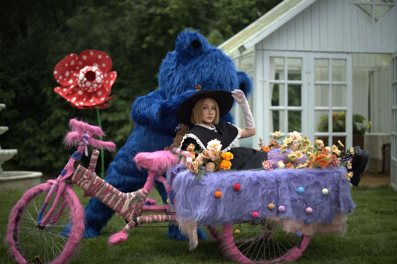 RIIANA指,藍色熊仔俾她預期中大隻,變了像一隻怪獸。